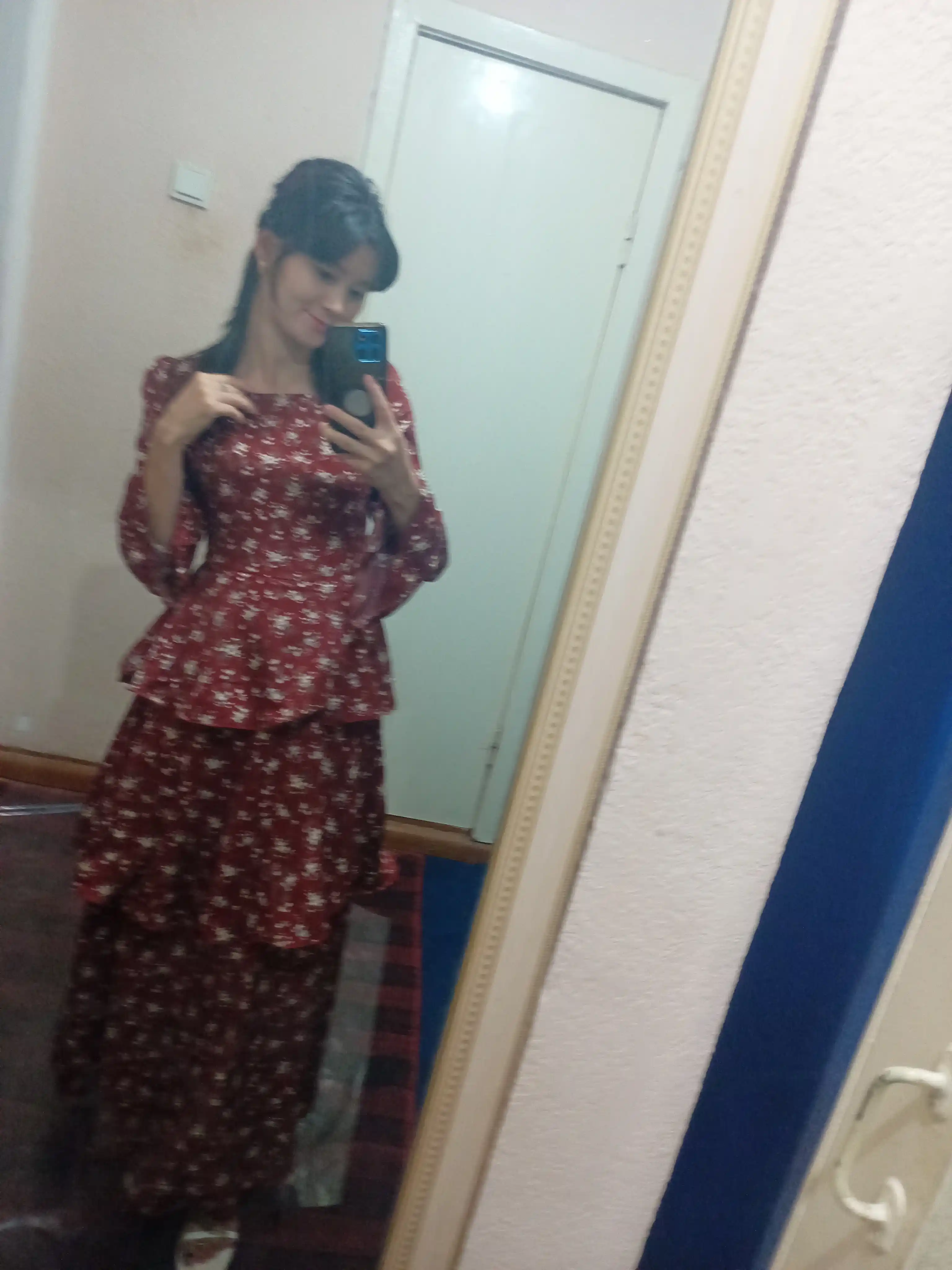 Ayollar uchun gulli uzun ko'ylak – 3 qavatli yubkali, beli bog'ichli, uzun yengli