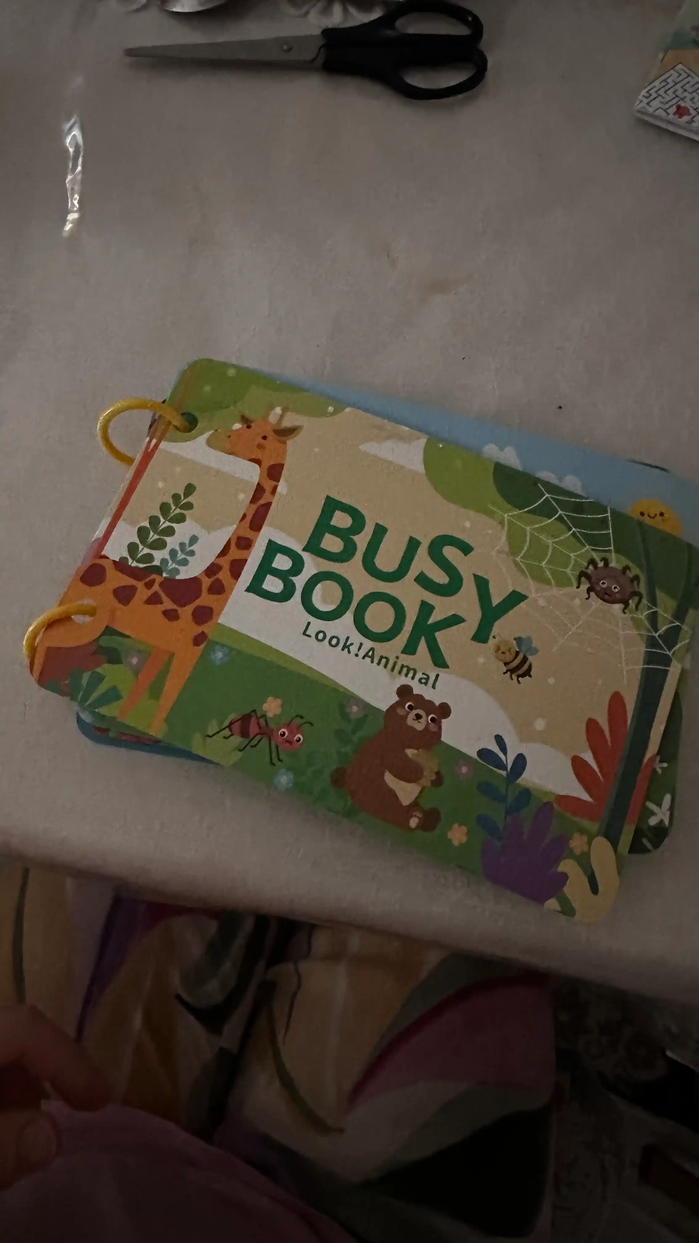 Bolalar uchun o'quv kitobi va alifbosi Busybook, lipuchkali Montessori kitobi