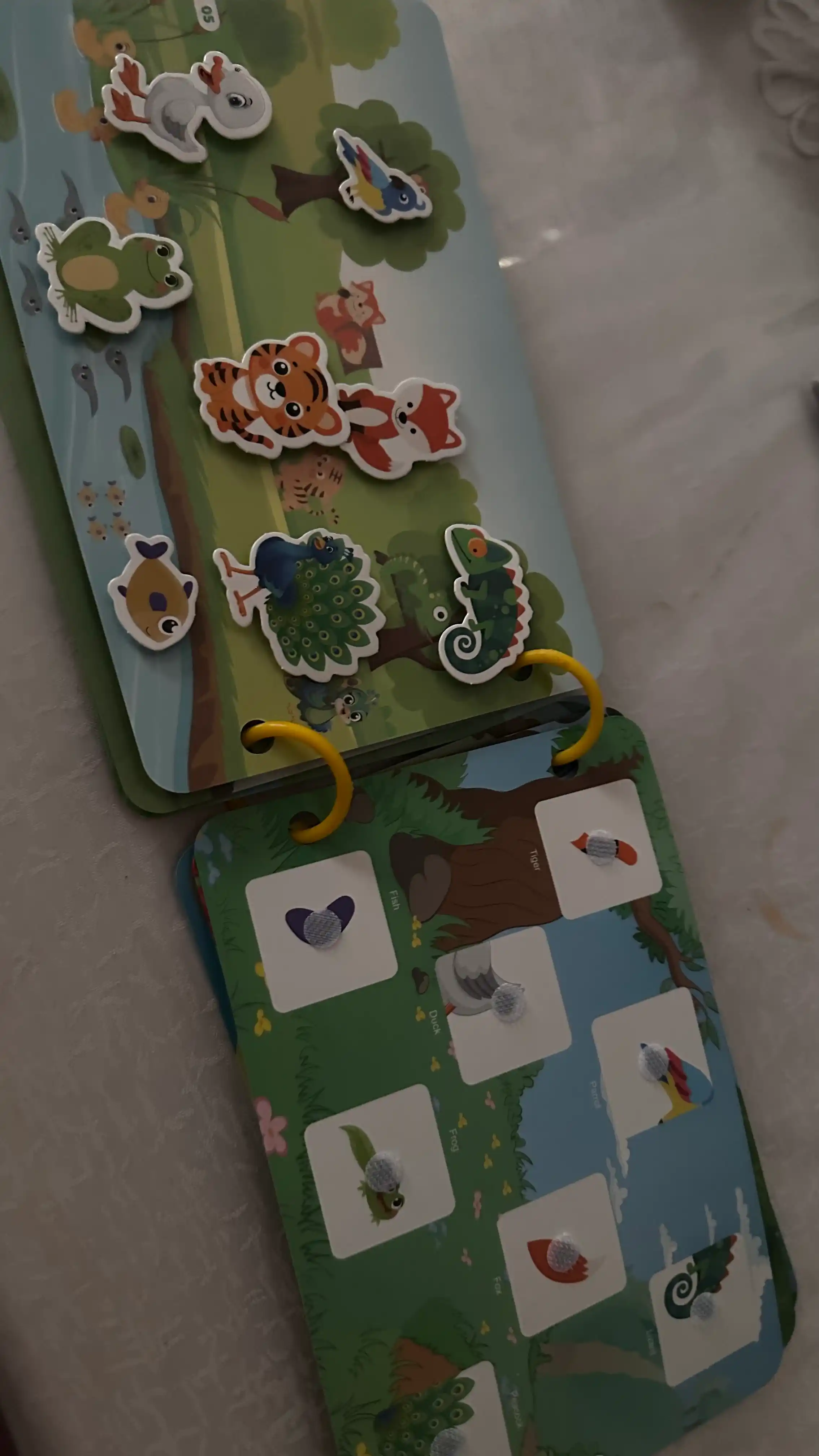 Bolalar uchun o'quv kitobi va alifbosi Busybook, lipuchkali Montessori kitobi