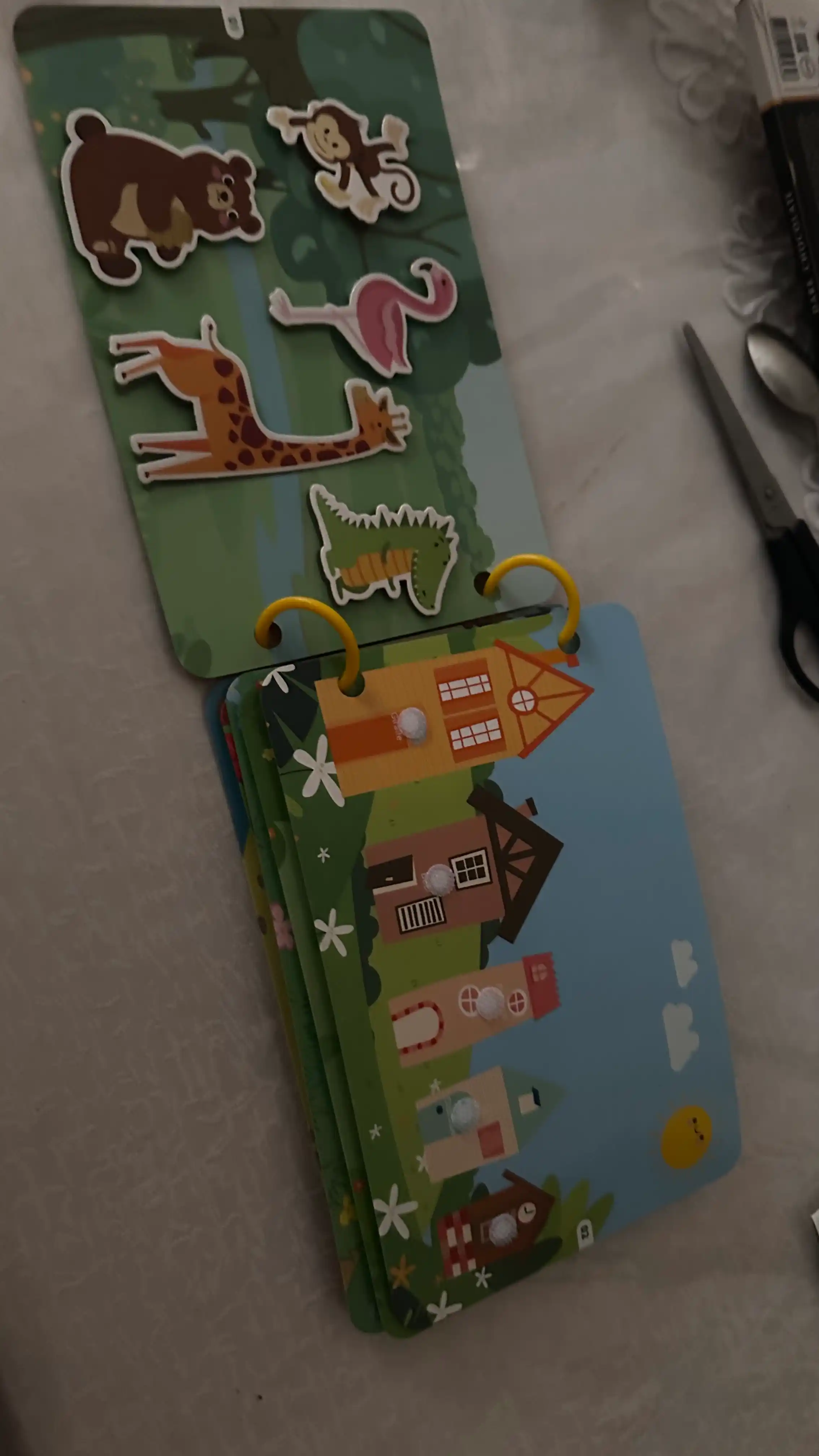 Bolalar uchun o'quv kitobi va alifbosi Busybook, lipuchkali Montessori kitobi