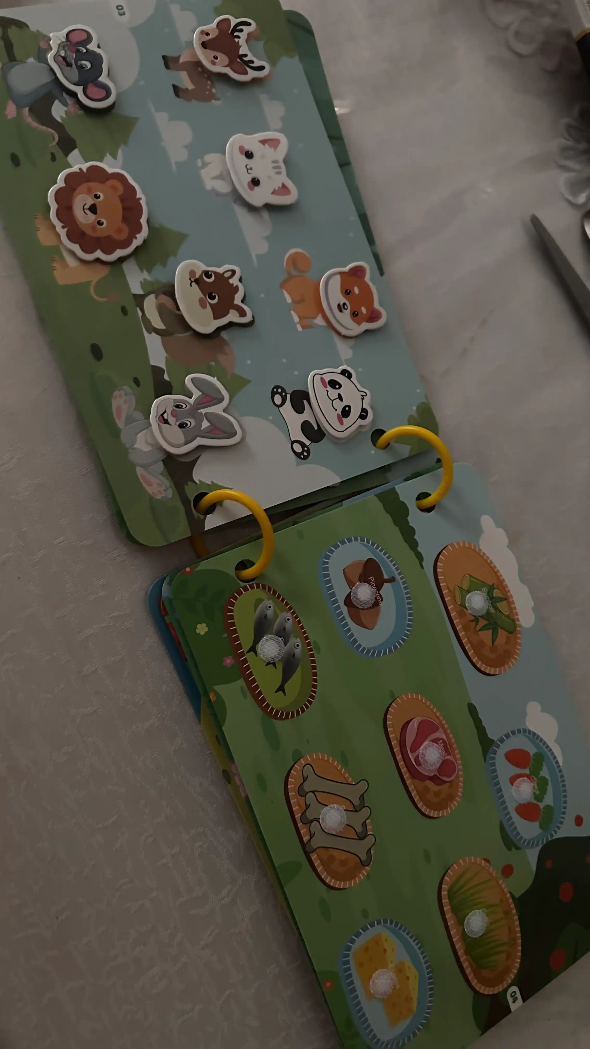 Bolalar uchun o'quv kitobi va alifbosi Busybook, lipuchkali Montessori kitobi