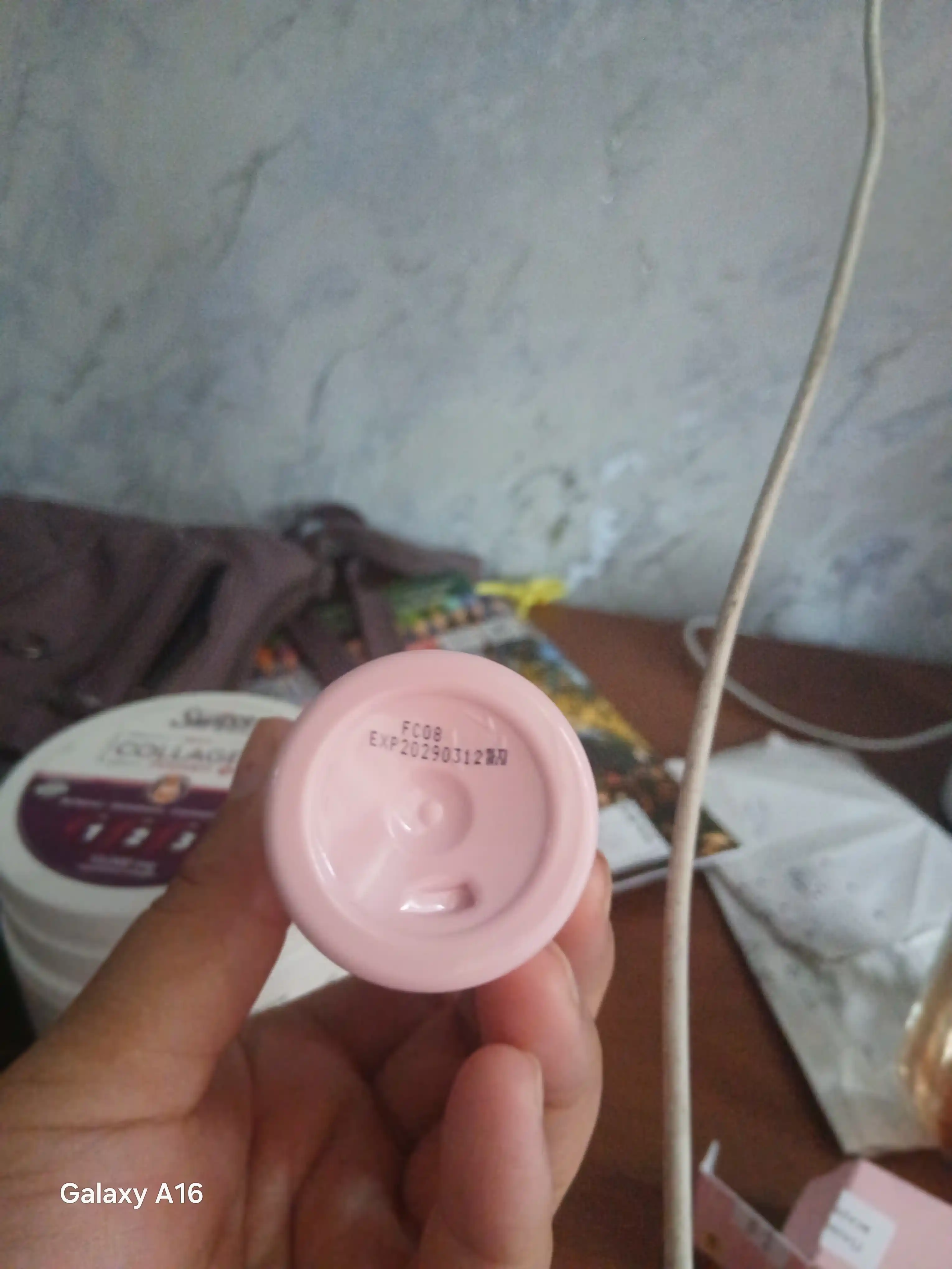 Tonal kremi AMA Hyaluron Foundation, gialuron kislotali, namlantiruvchi, 110 ml