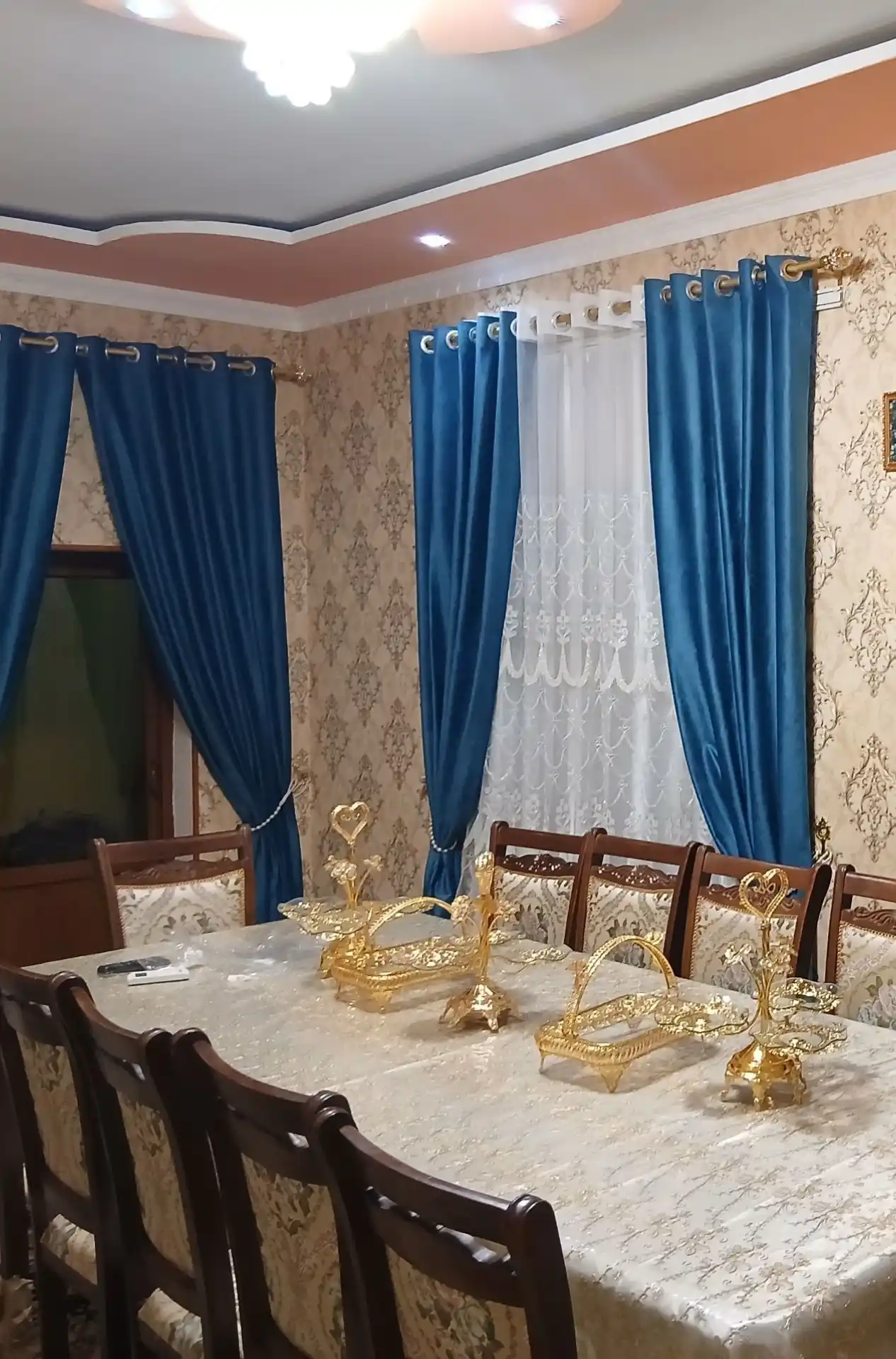 280×150 sm o‘lchamdagi parda zal, oshxona, mehmonxona va bolalar xonasi uchun mos keladi.