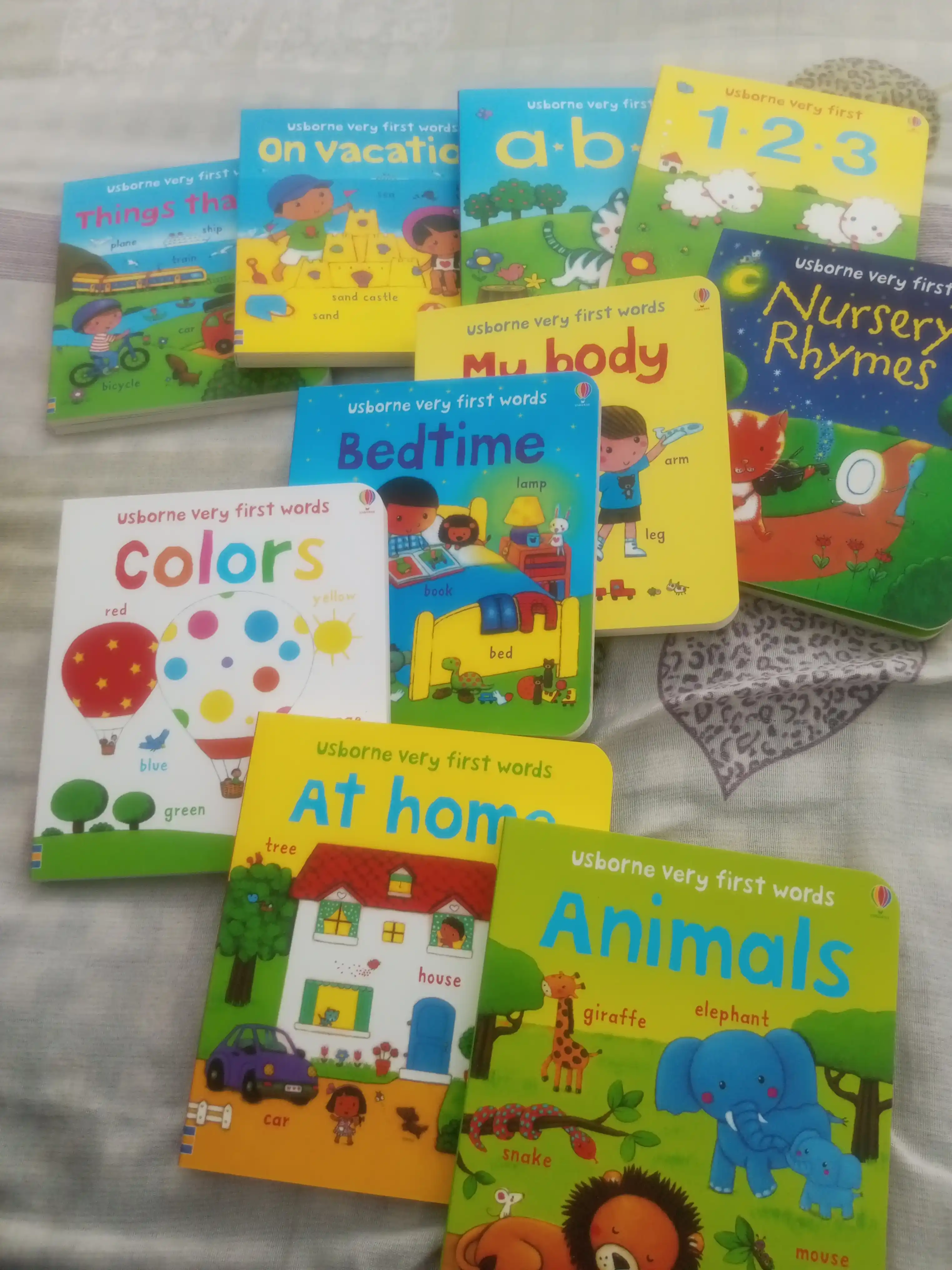 Usborne Busy Book, fetrdan tayyorlangan bizibord-kitob - kichkintoylar uchun taktil rivojlantiruvchi kitob