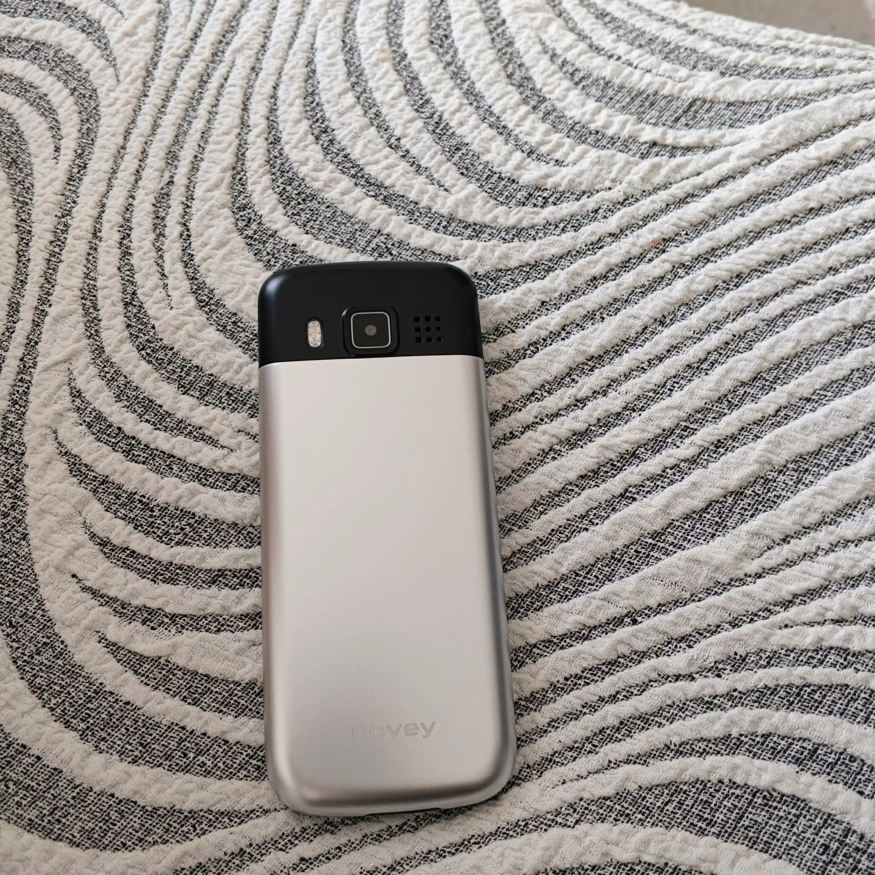 Novey N630 mobil telefon, metall, IPS displey, kamera, Dual SIM