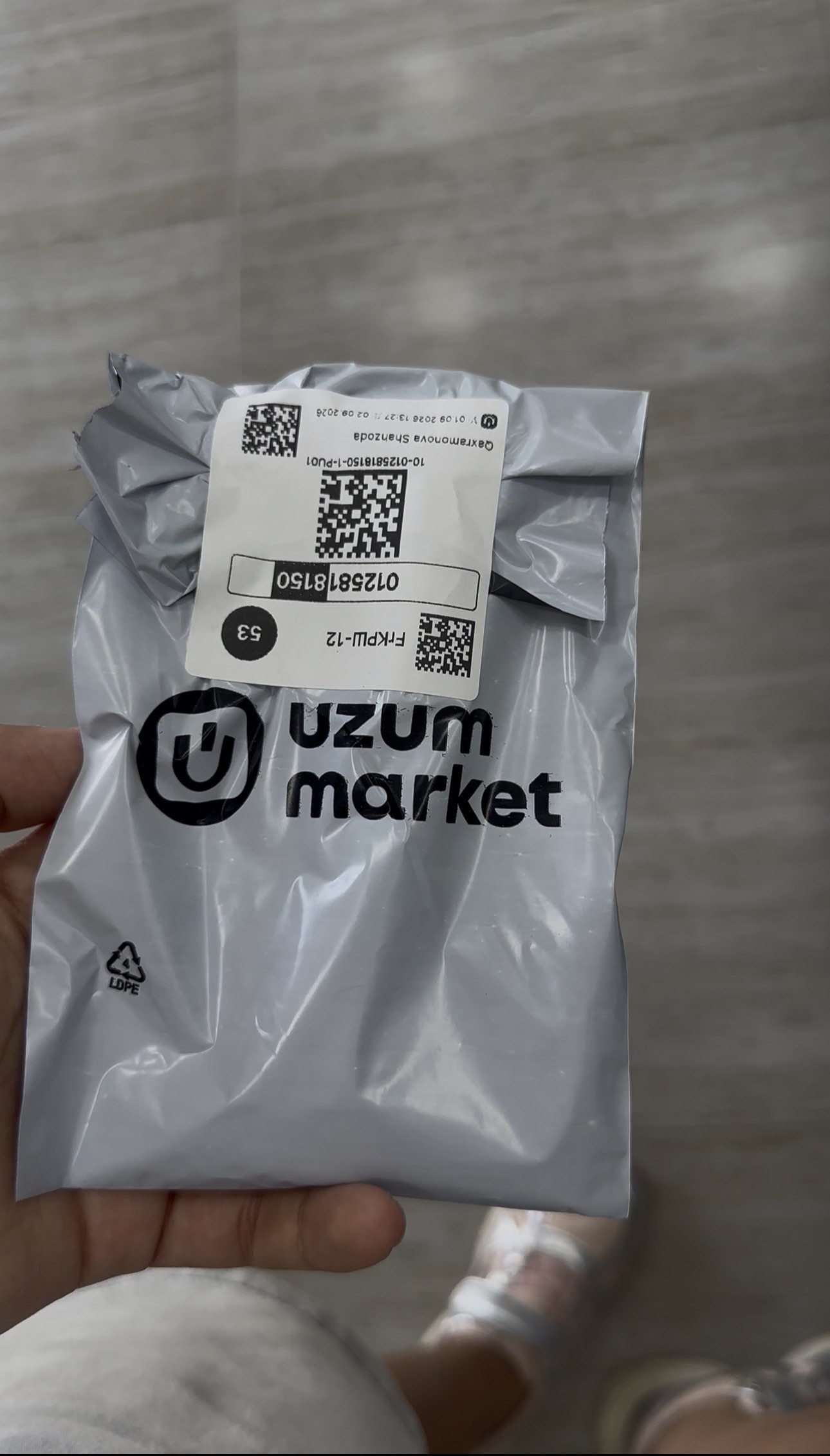Ayollar imidj ko‘zoynagi, ingichka ramka va ko‘k nurdan himoyalangan silliq quloqchinlar