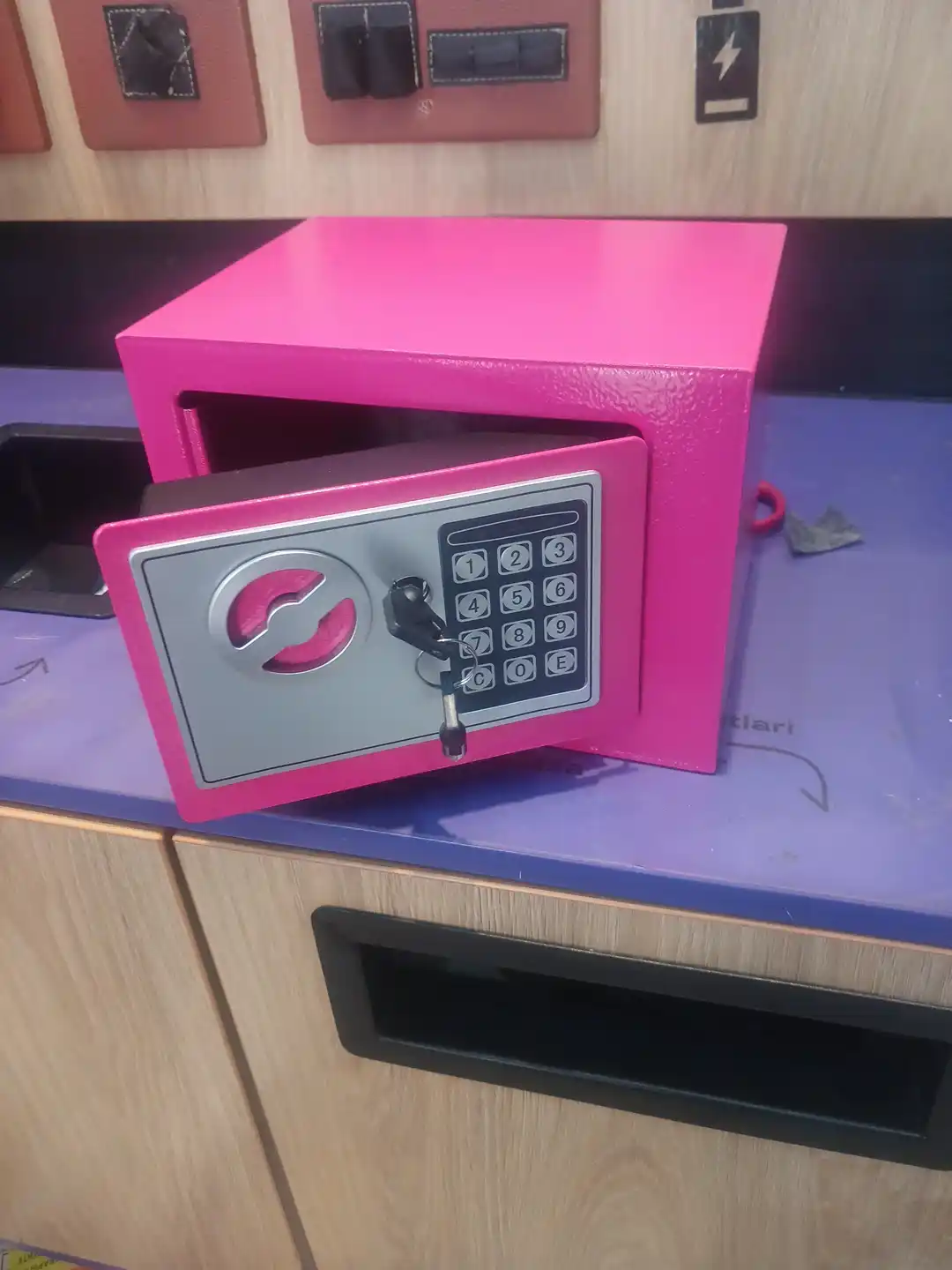 Mini seyf uy va ofis uchun, elektron zamok va kaliti bilan 23x17x17