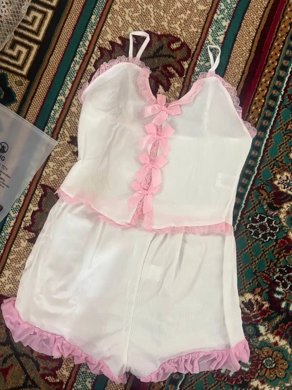 Pijama ayollar uchun — krujevali va bantikli komplekt