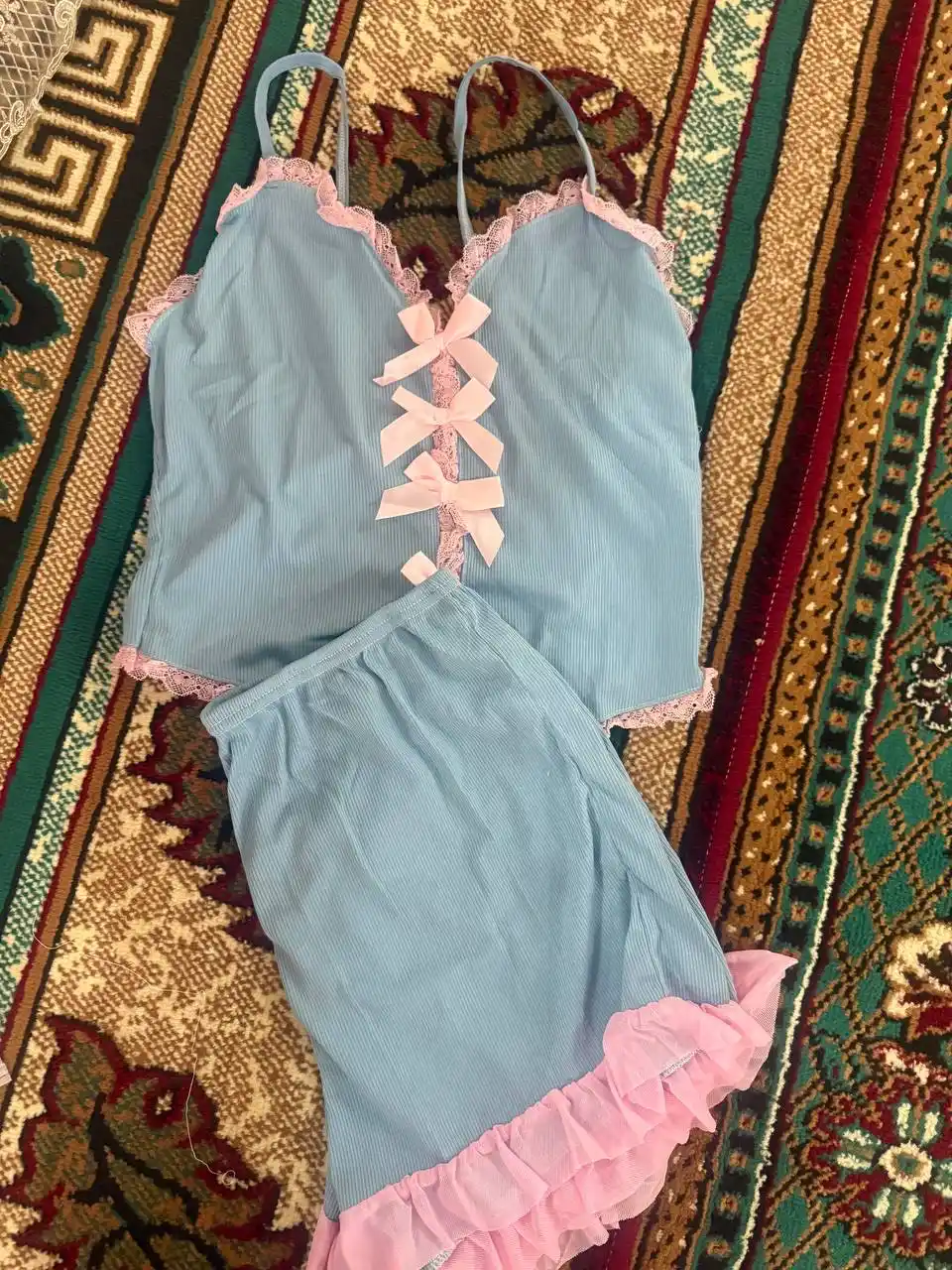 Pijama ayollar uchun — krujevali va bantikli komplekt