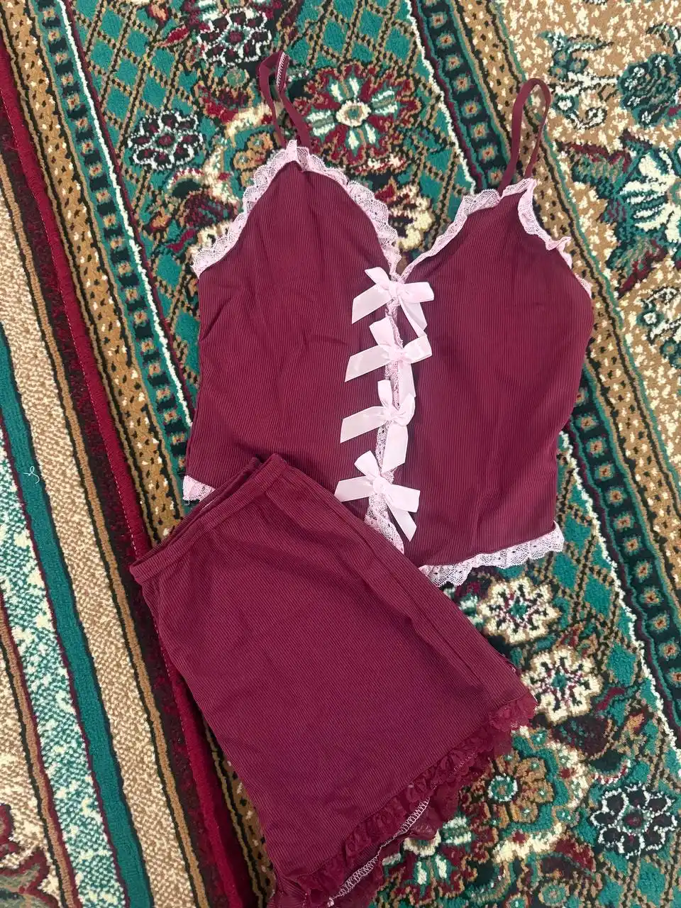 Pijama ayollar uchun — krujevali va bantikli komplekt