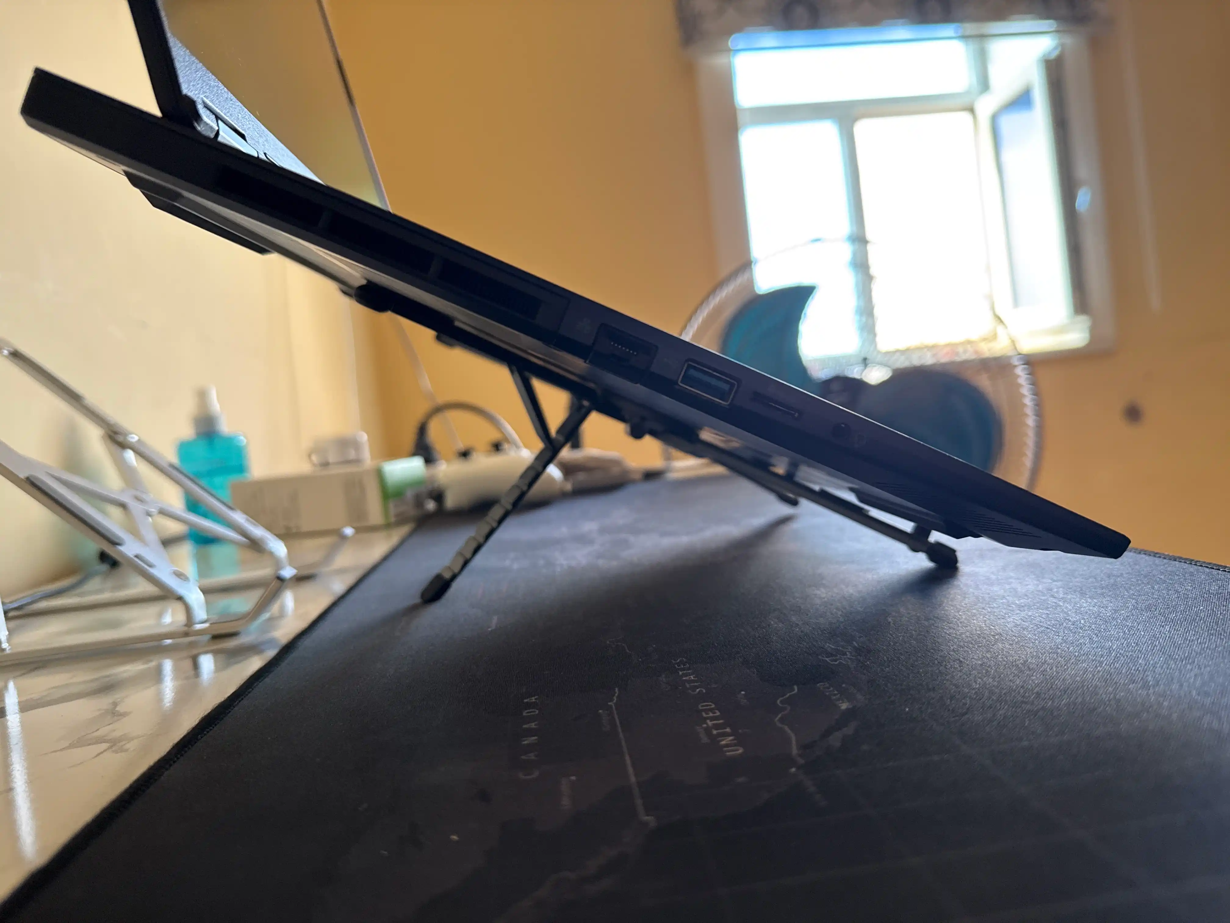 Magnitli universal telefon, planshet va noutbuk stendi – metal podstavka