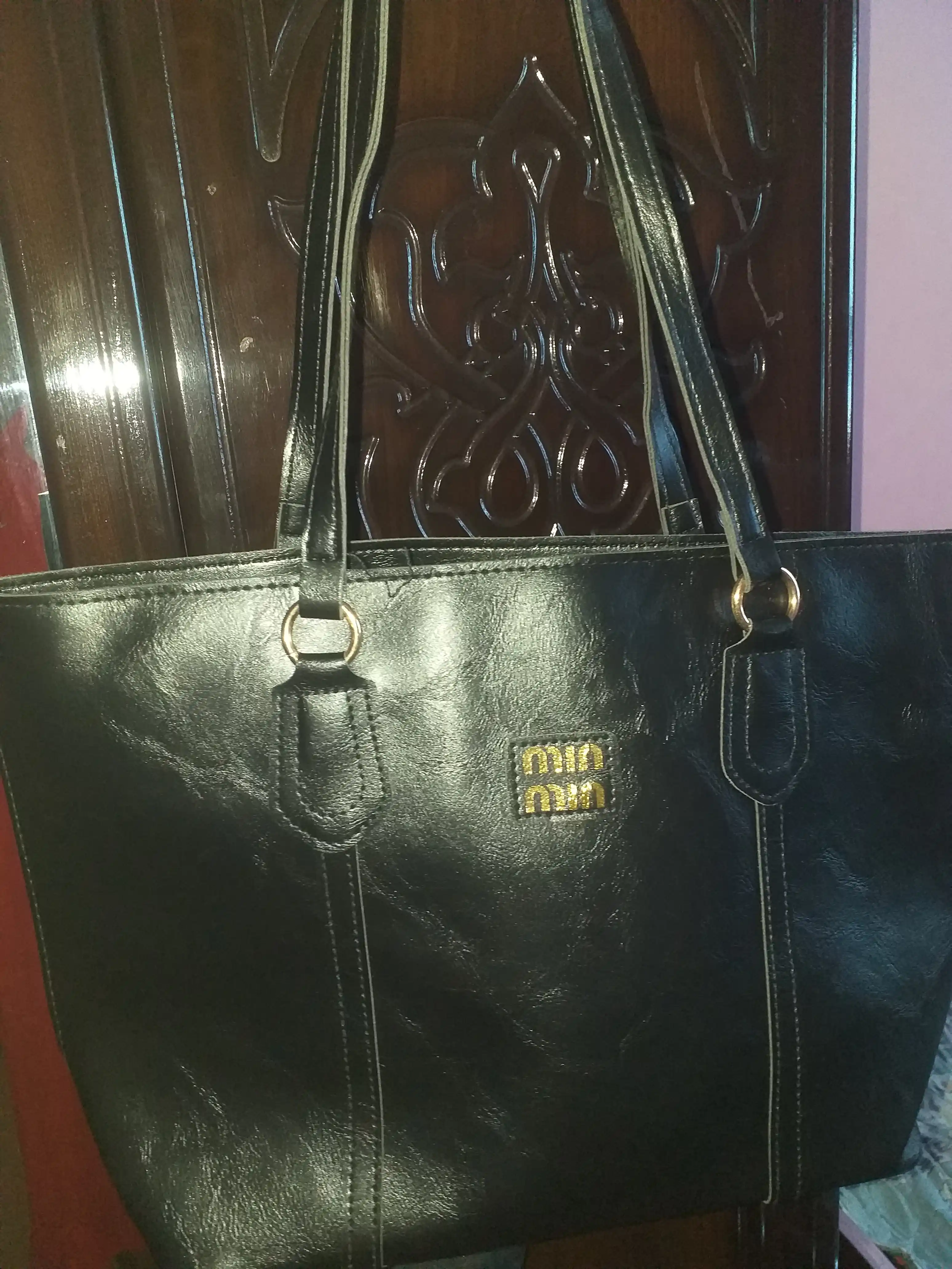 Ayollar uchun ZARMINA Classic tote sumkasi, eko-charm, qora, keng