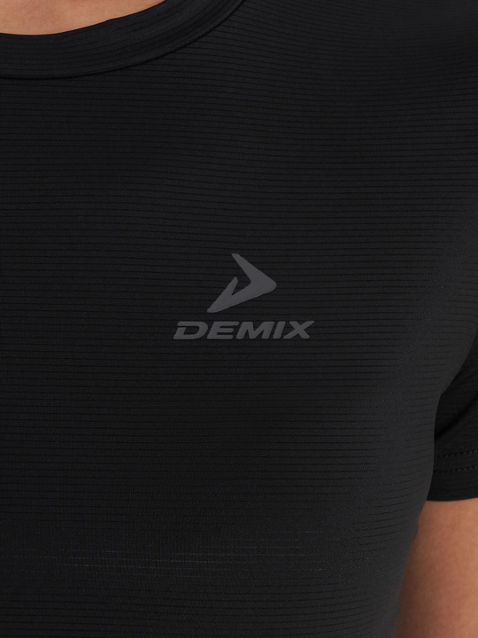 Ayollar futbolkasi Demix