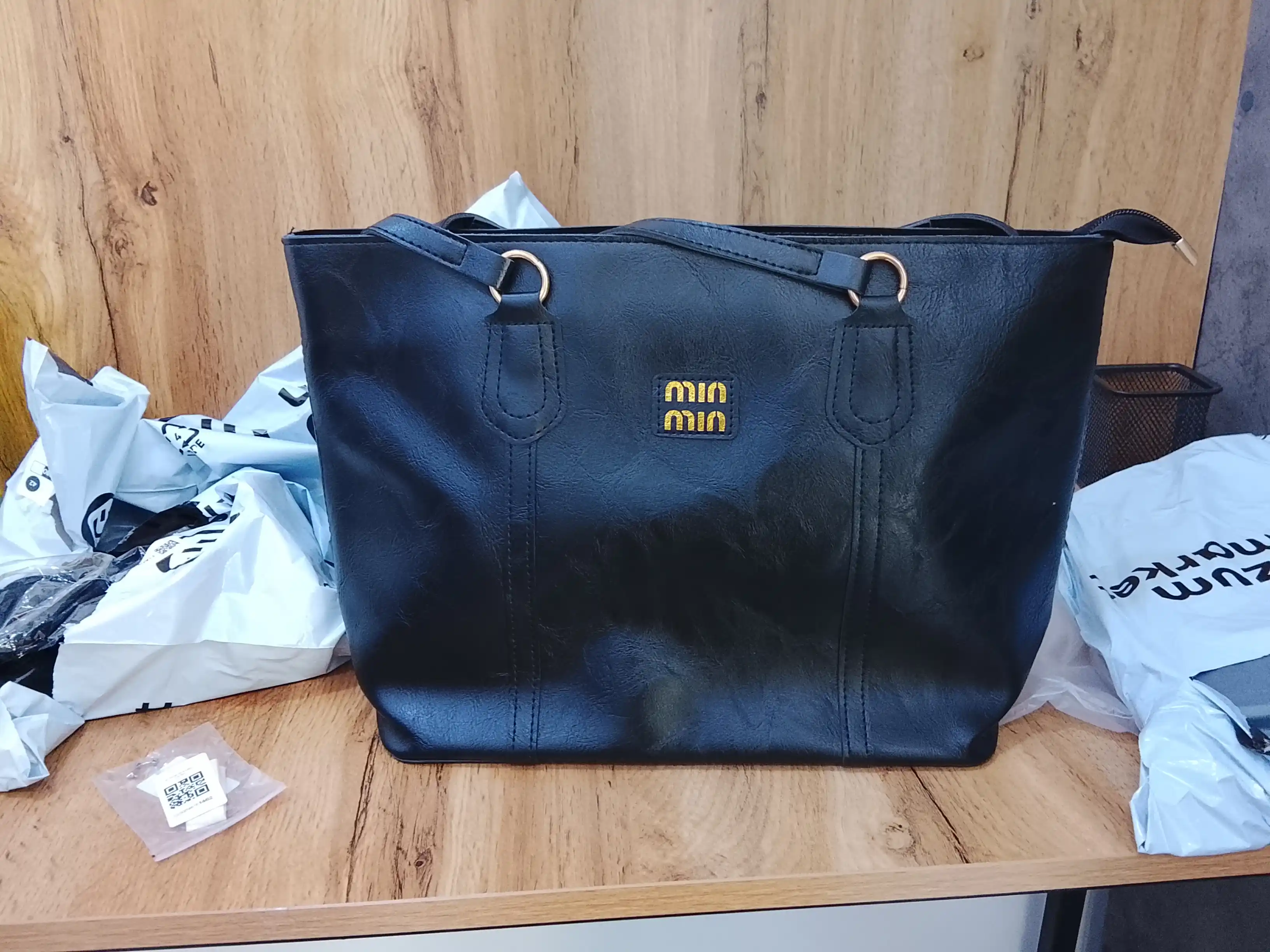 Ayollar uchun ZARMINA Classic tote sumkasi, eko-charm, qora, keng