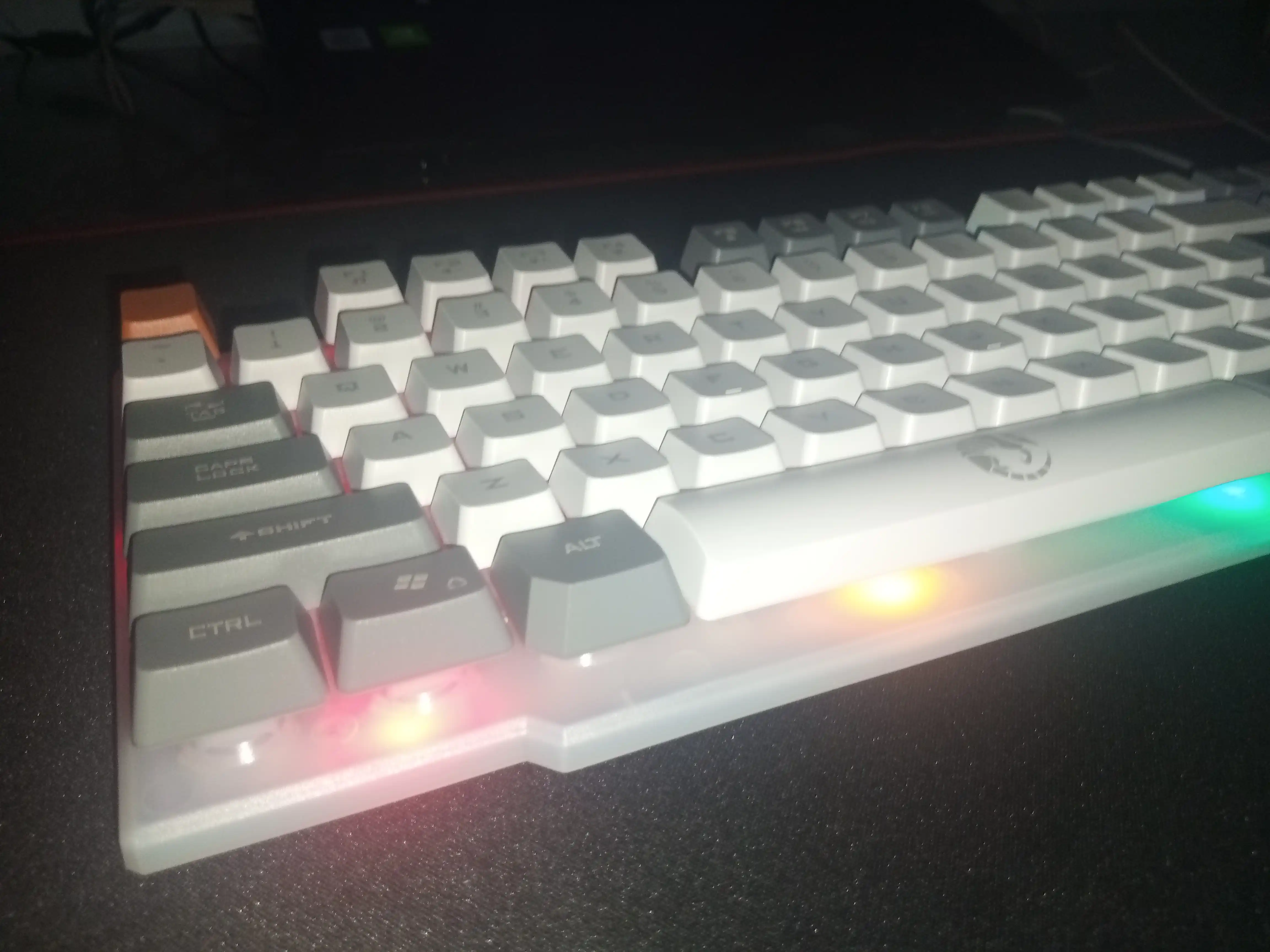 RGB yoritgichli klaviatura, mexanik va membranali modellar, sichqonchali variantlari