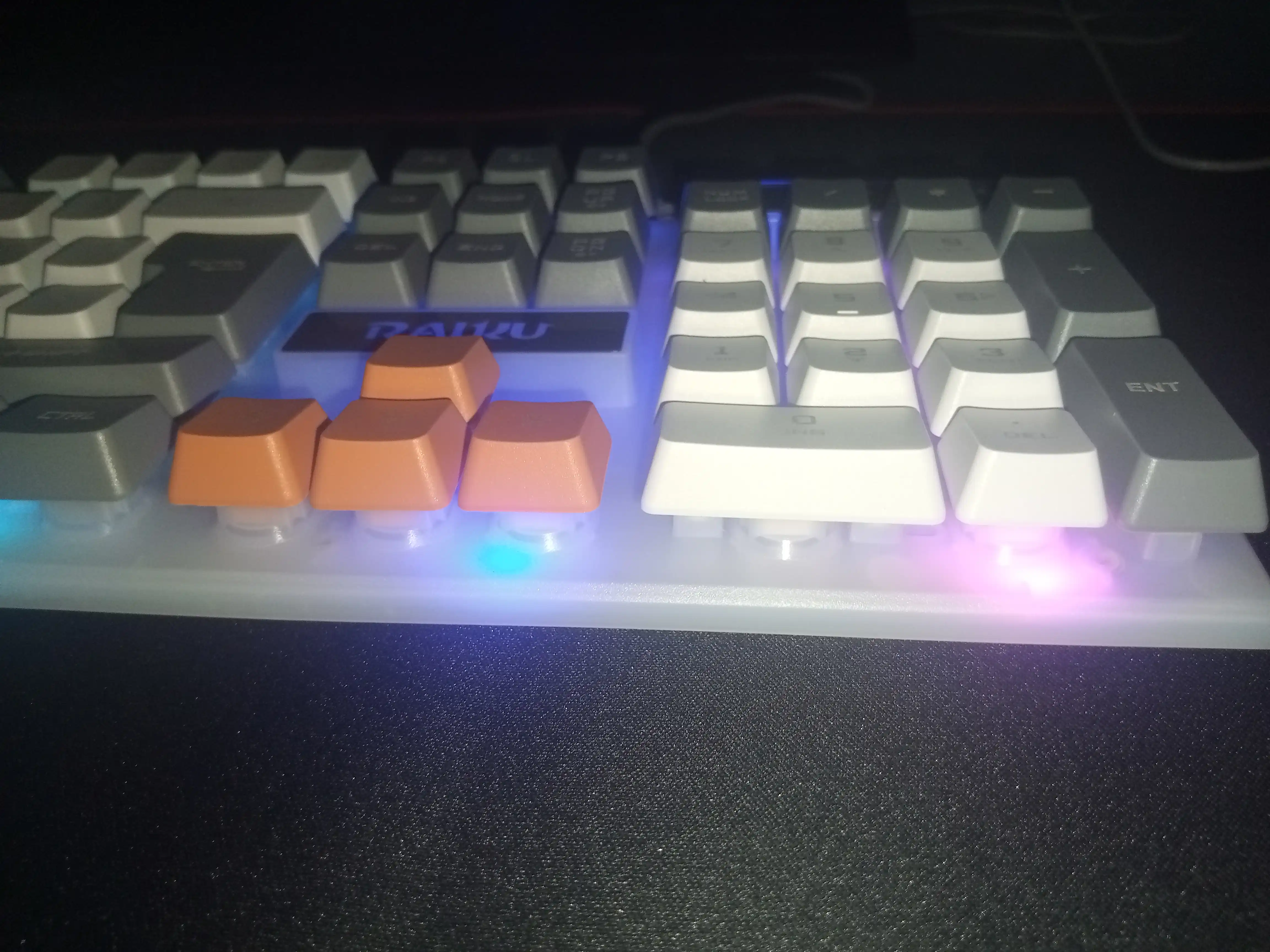 RGB yoritgichli klaviatura, mexanik va membranali modellar, sichqonchali variantlari