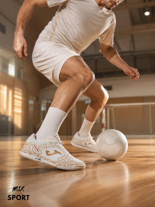 Futzal uchun yengil, qulay va sirpanishga chidamli taglikli sport oyoq kiyimi