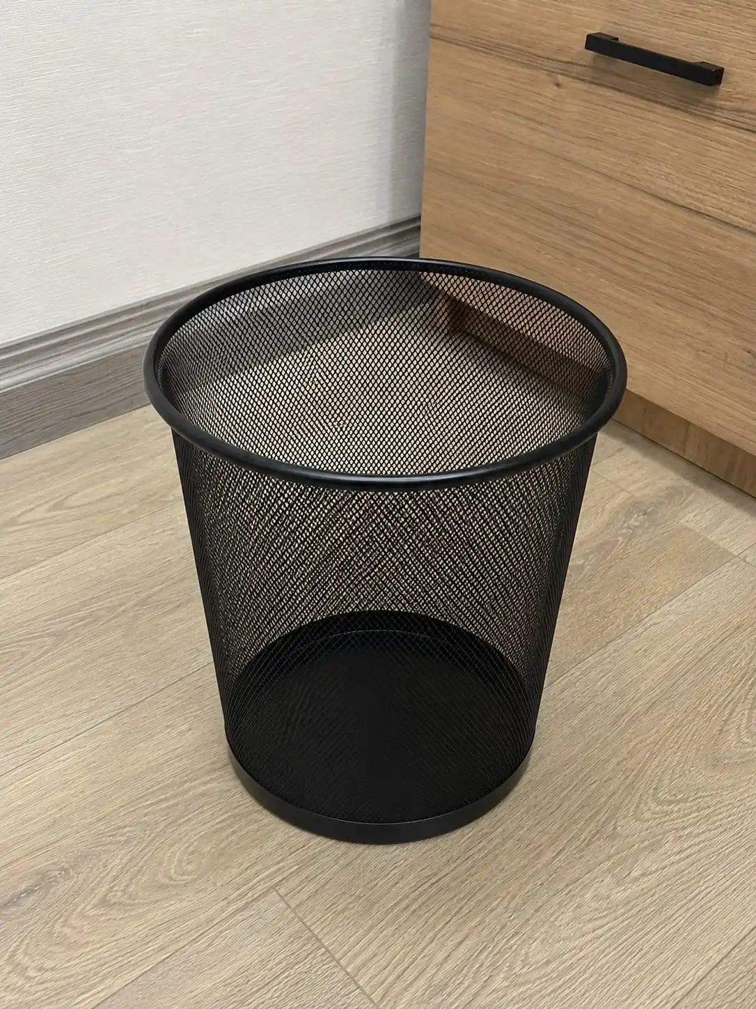Metall to‘rli chiqindi qutisi 10 l, ofis va uy uchun qog‘oz savati, qora