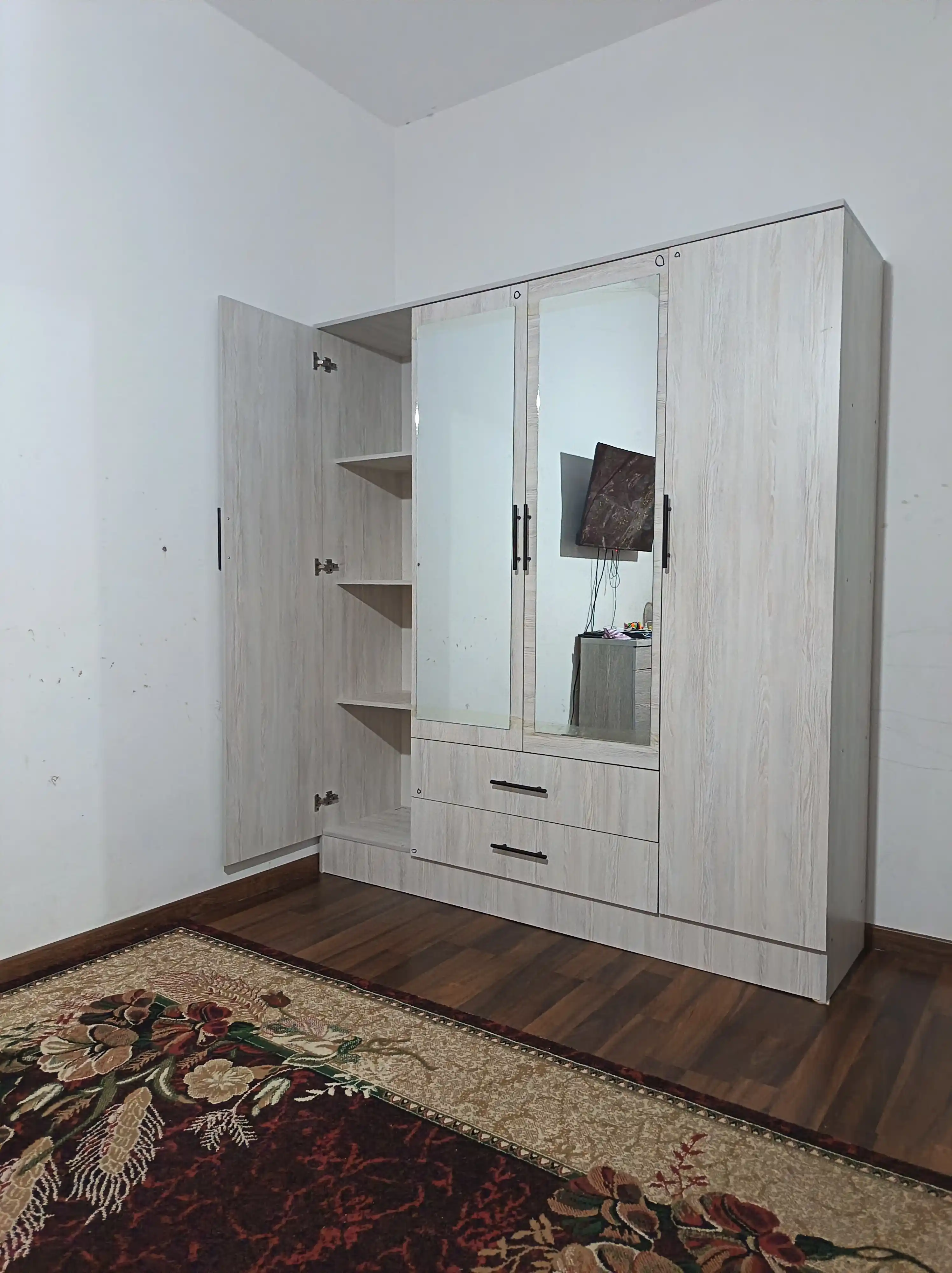 Shkaf premuim yangi klass ixcham uyingiz uchun