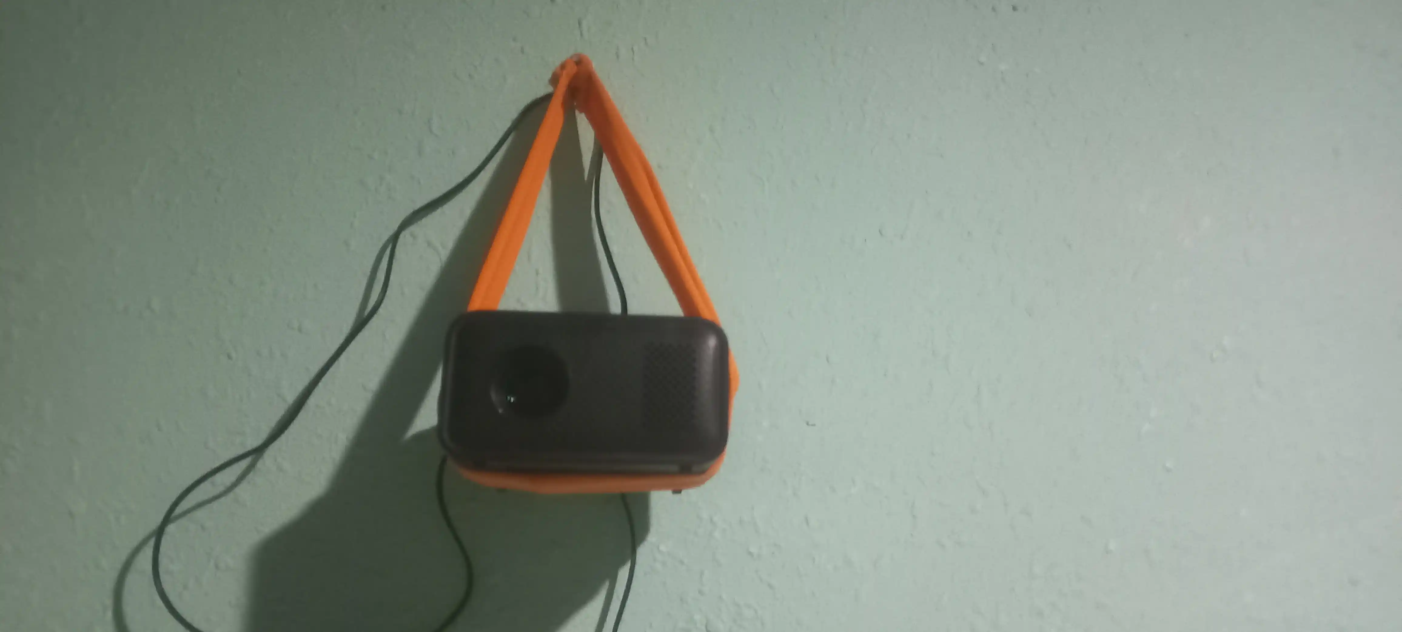 Multimedia proyektor USB bilan Full HD. Faqat fieshka uqiydi