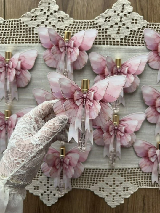 AQSHda ishlab chiqarilgan Victoria's Secret parfum tana uchun mistining kichik na'munalari - 