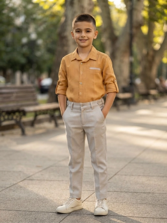 7-10 yoshli o'g'il bolalar uchun kundalik kiyishga klassik shim va ko'ylak