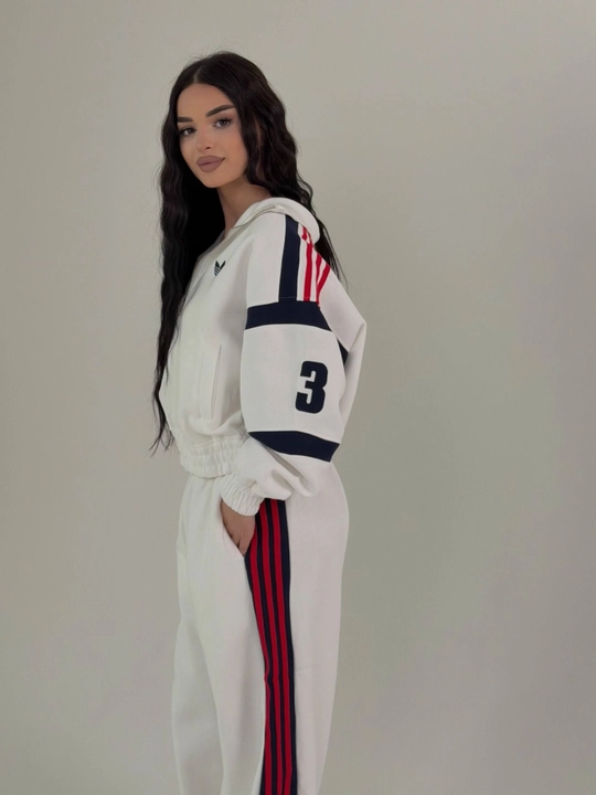 Taralgan ayollar sport kostyumi