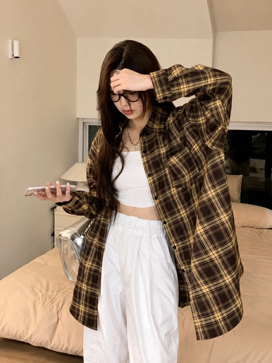 Ayollar uchun pushti chiziqli oversize ko'ylak, uzun yengli, casual uslub