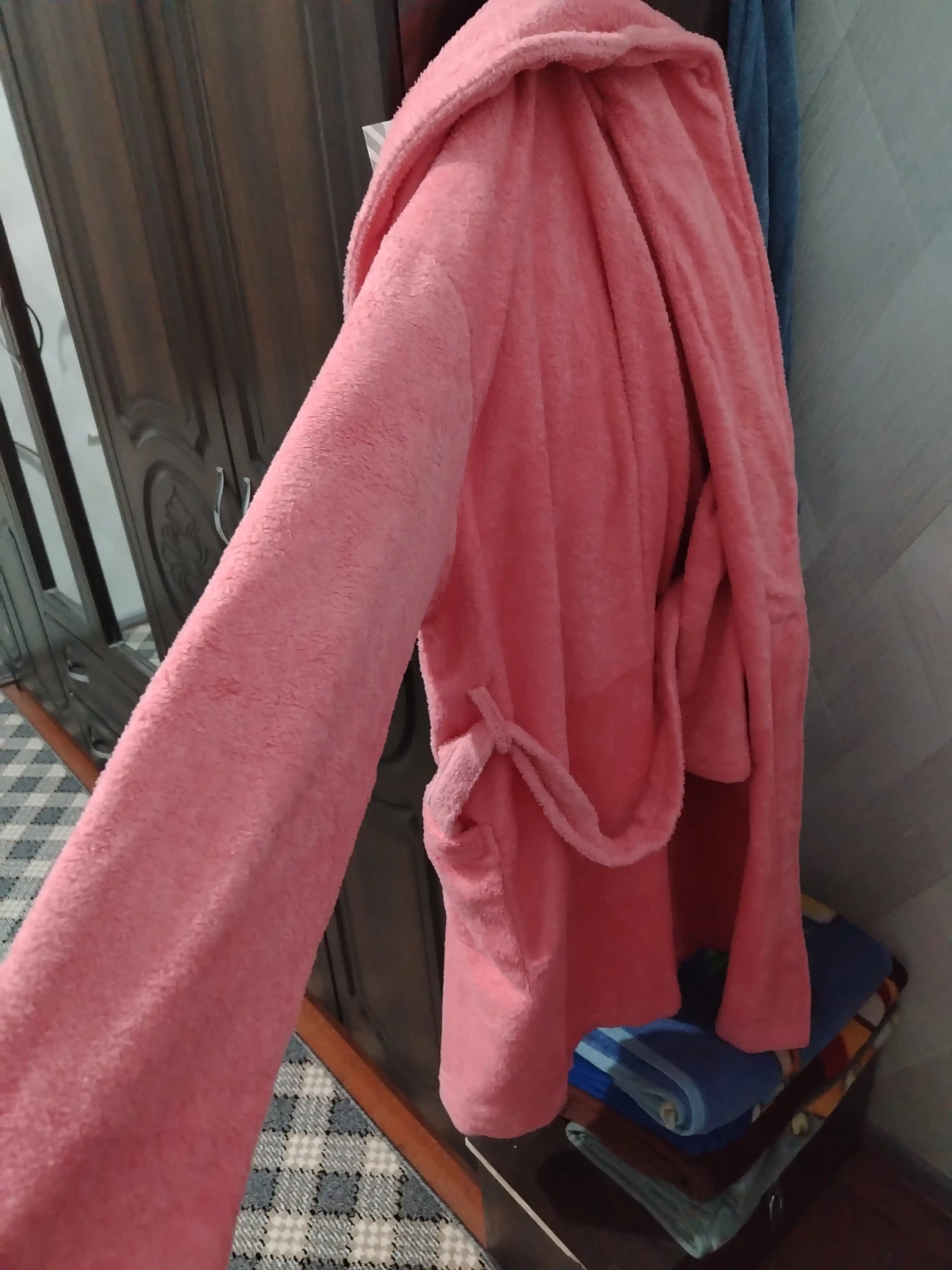 Ayollar uchun uy qurilishi mikrofiber xalat, yumshoq, kamar va cho'ntaklar bilan