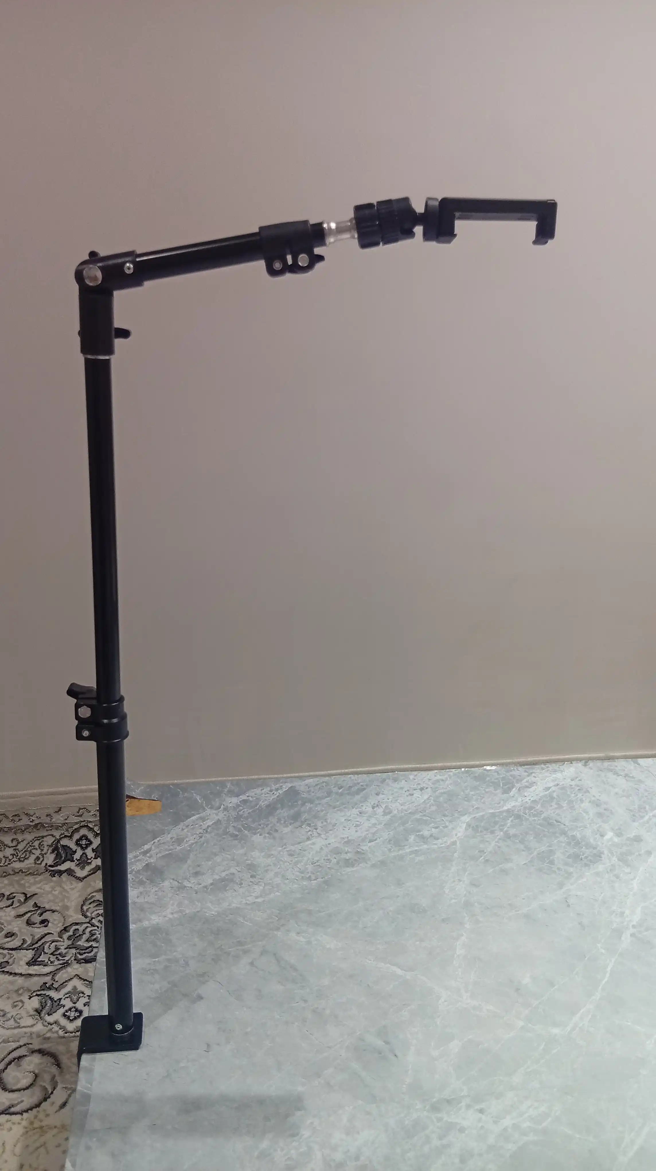 360° buriluvchi telefon ushlagich — stol usti kontent va ovqat videolari uchun ajoyib