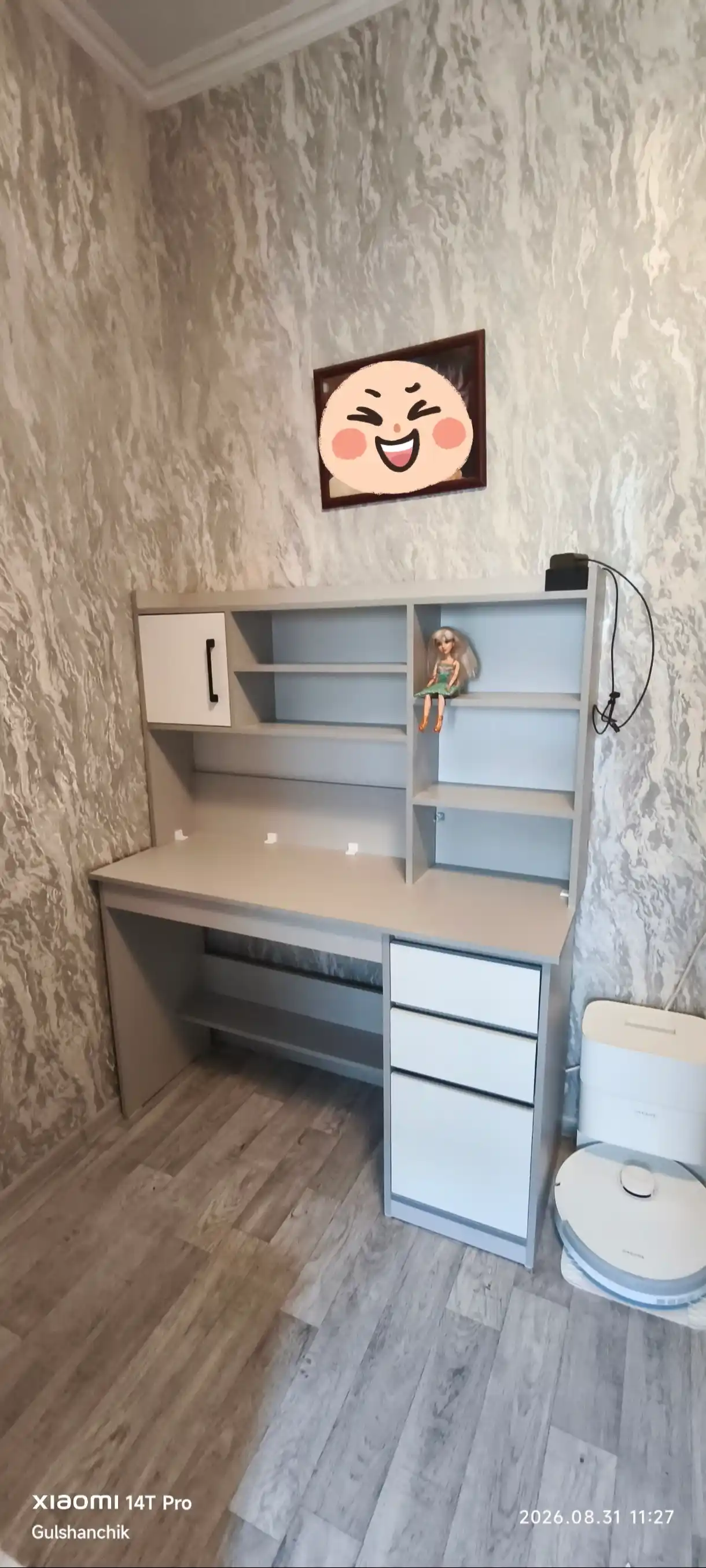 Письменный стол SENTA, с надстройкой и ящиками, в собранном виде