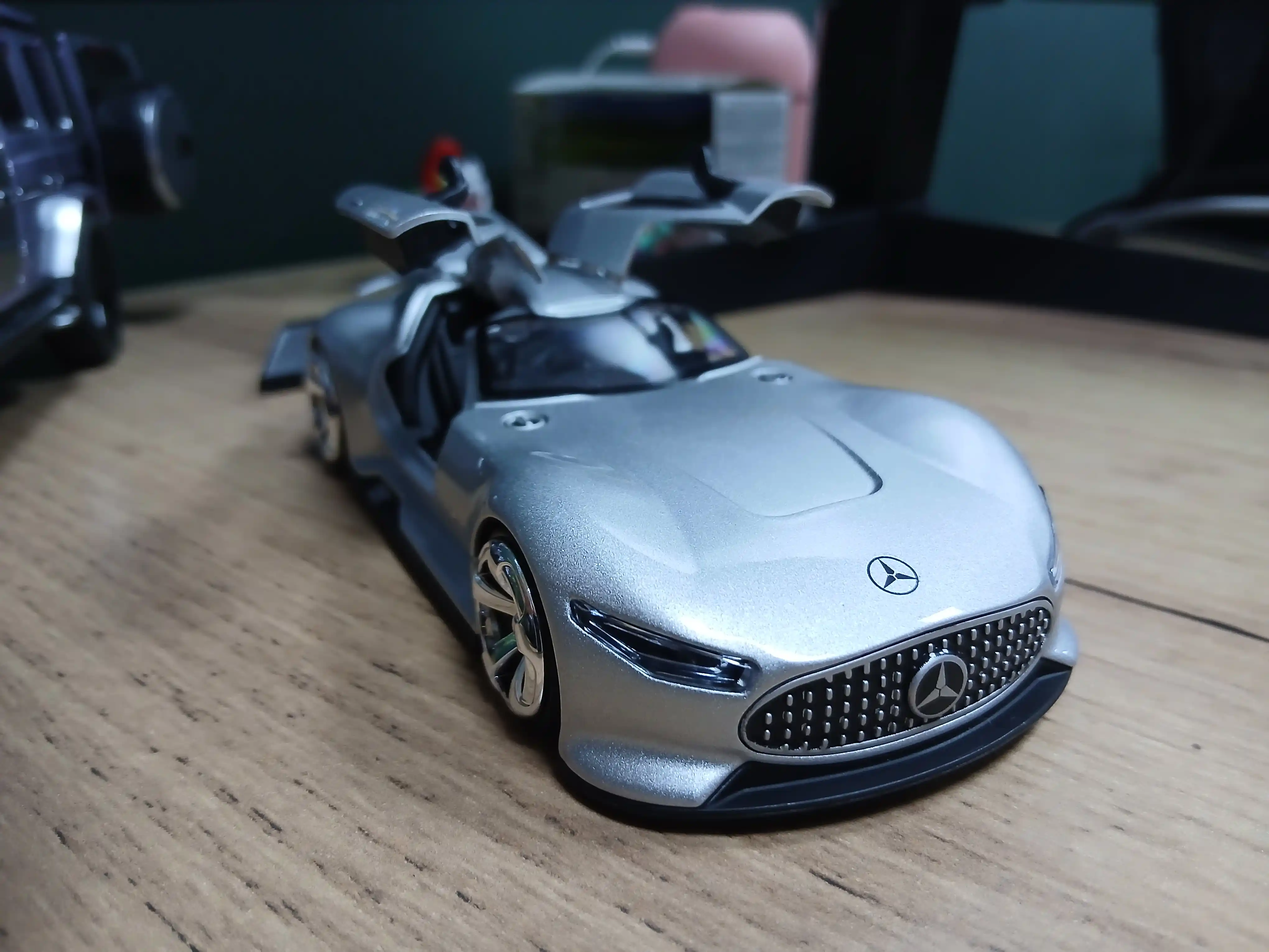 1:32 o‘lchamli sport avtomobilining premium metall modeli - eshiklari ochiladigan