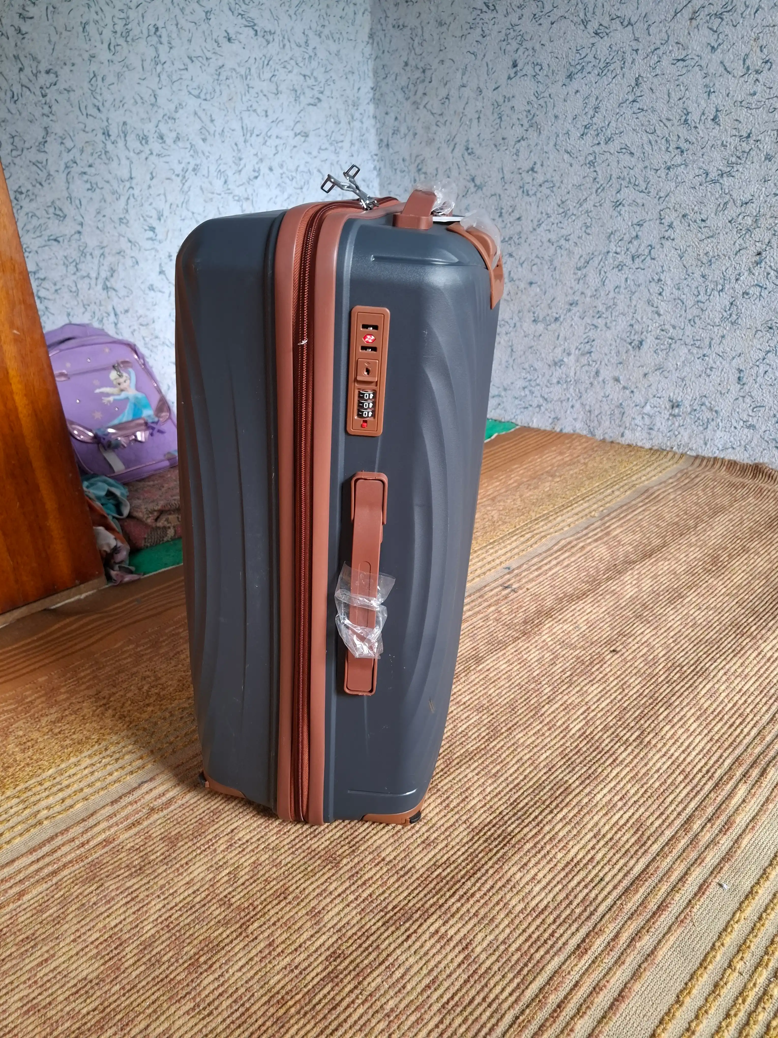 Qulfli yo‘l chamadoni, chamadonlar 360° ga aylanadigan qulflanadigan yo‘l sumkasi chemadon