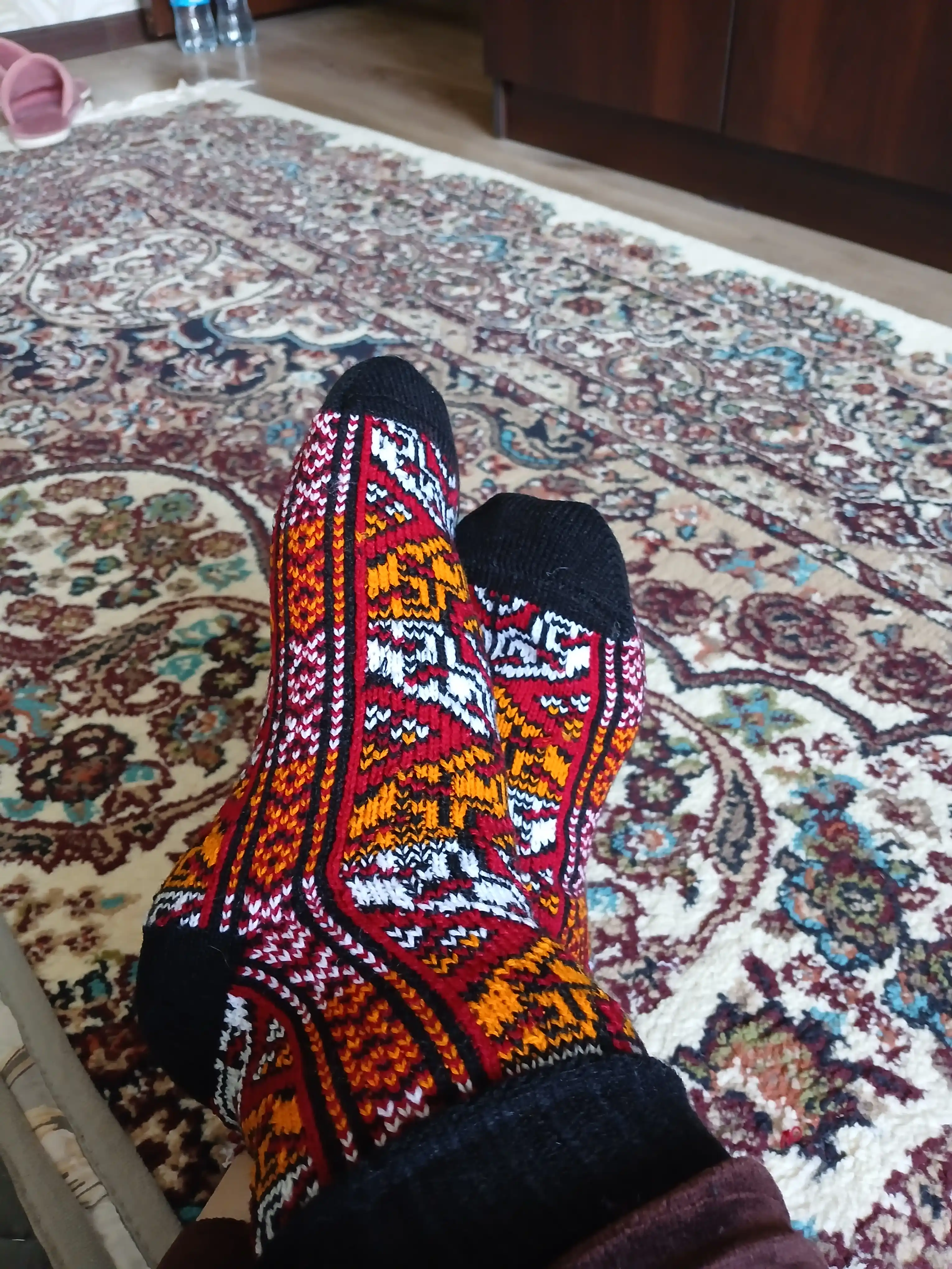 Ayollar uchun qishgi naqshli issiq paypoqlar
