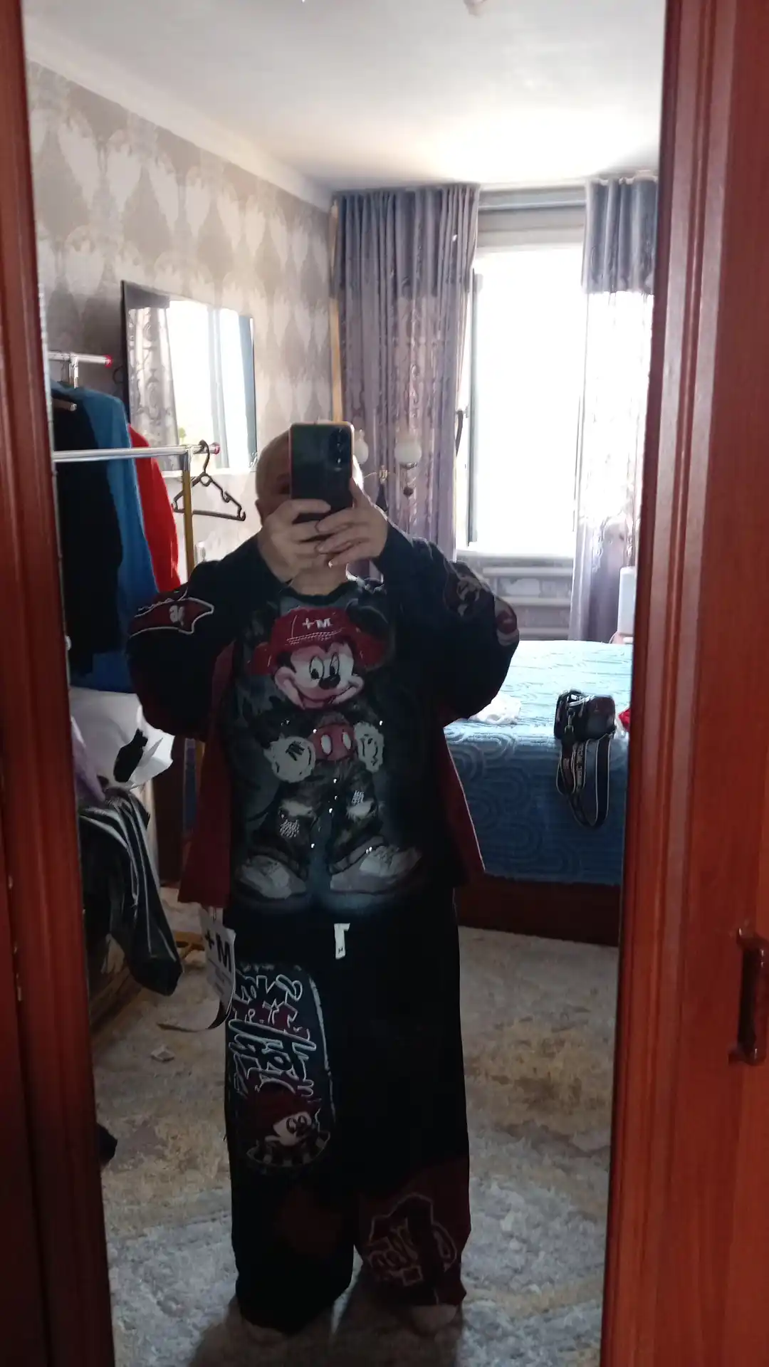 Ayollar uchun oversize kostyum, svitshot va shim, jinsi detalli