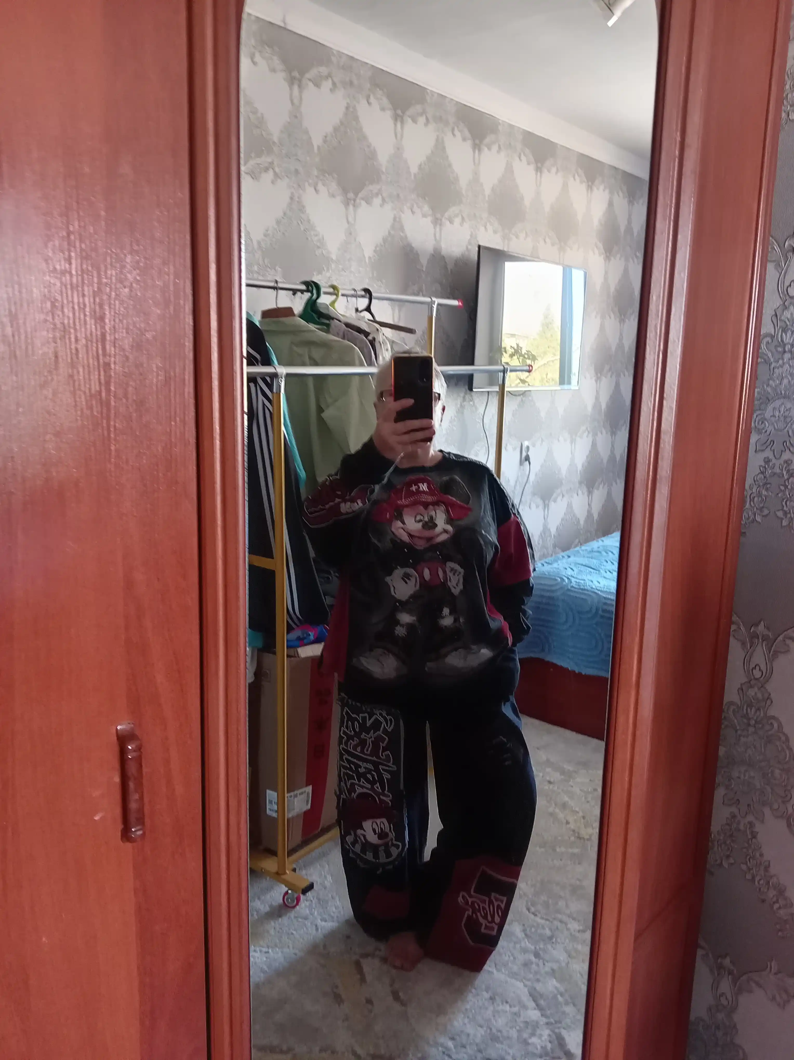 Ayollar uchun oversize kostyum, svitshot va shim, jinsi detalli
