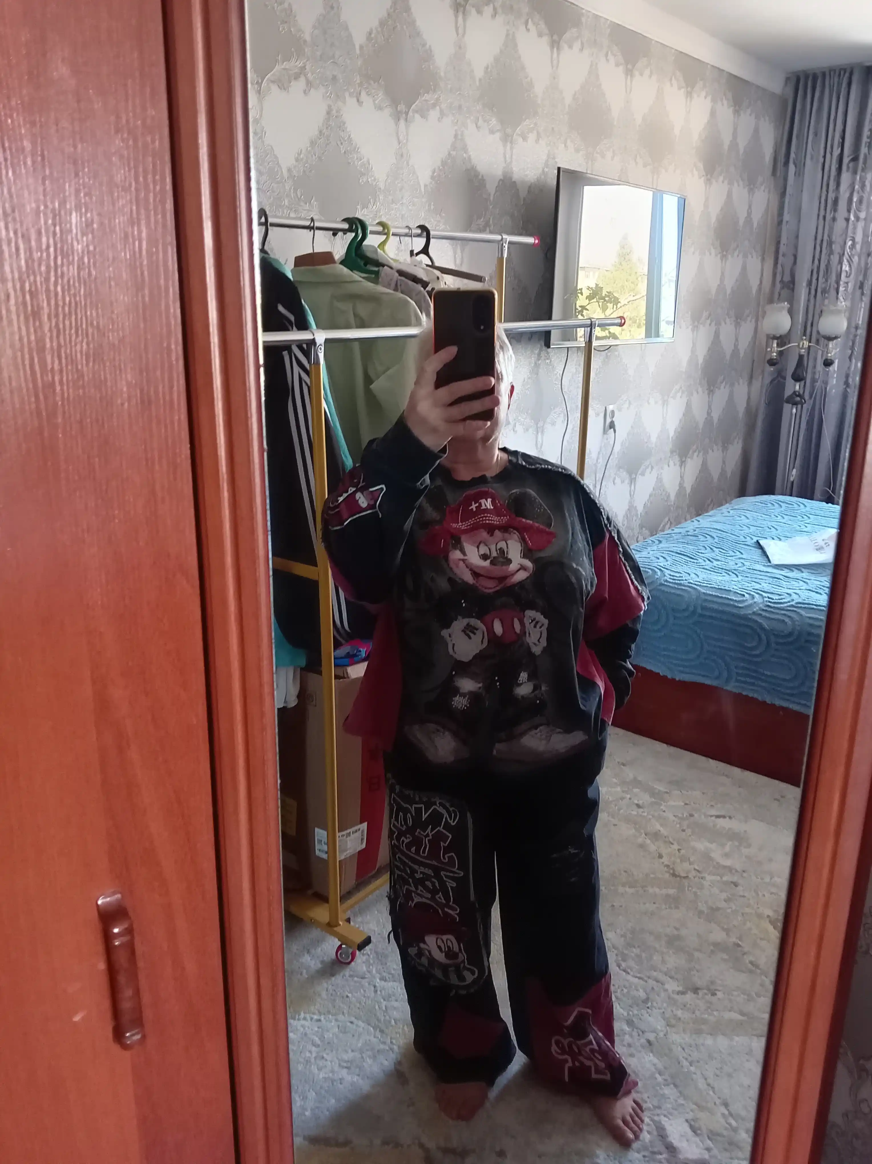 Ayollar uchun oversize kostyum, svitshot va shim, jinsi detalli