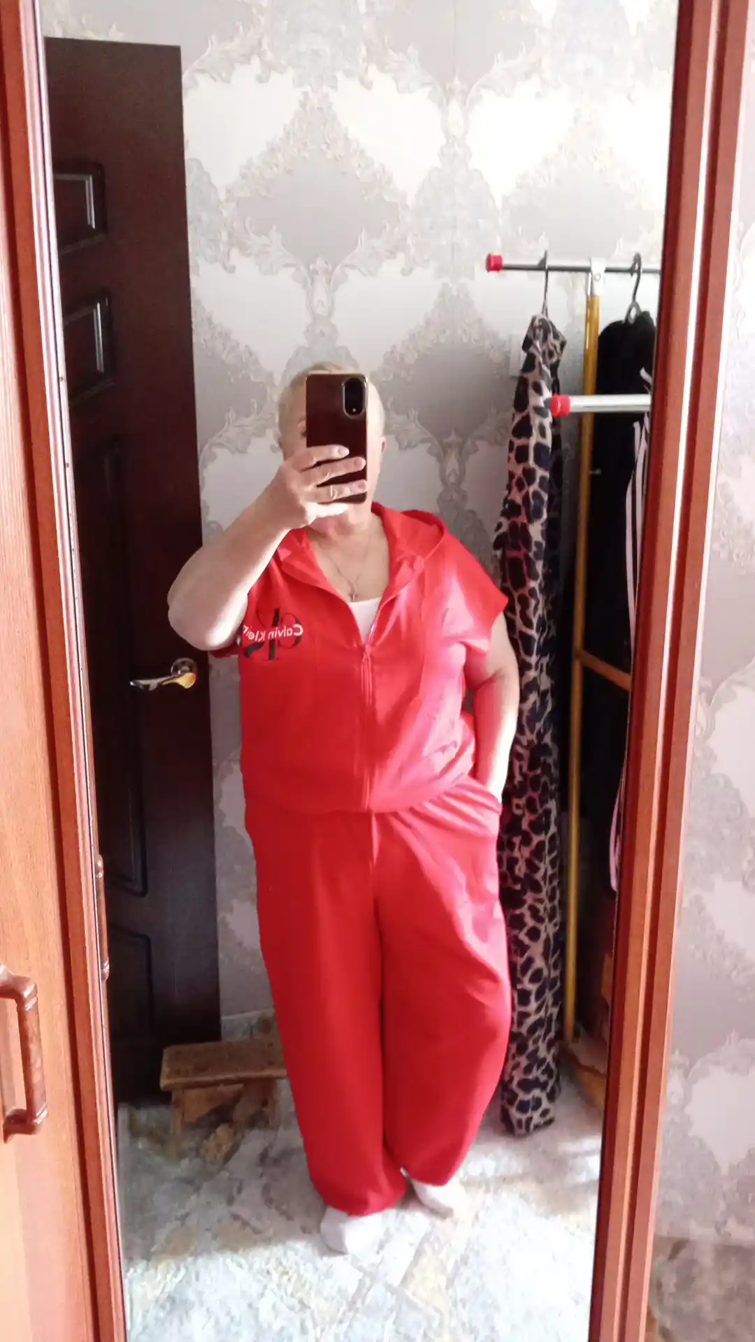Ayollar sport kostyumi, qisqa yengli oversize kofta, keng jogger shimli zamonaviy kiyim