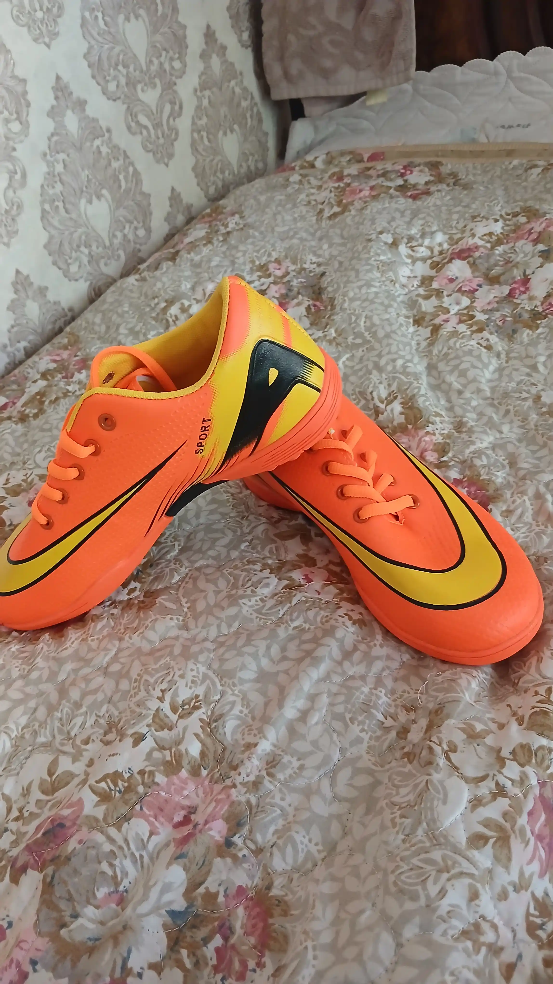 Futbol uchun qirq oyoqli butsi, erkaklar uchun