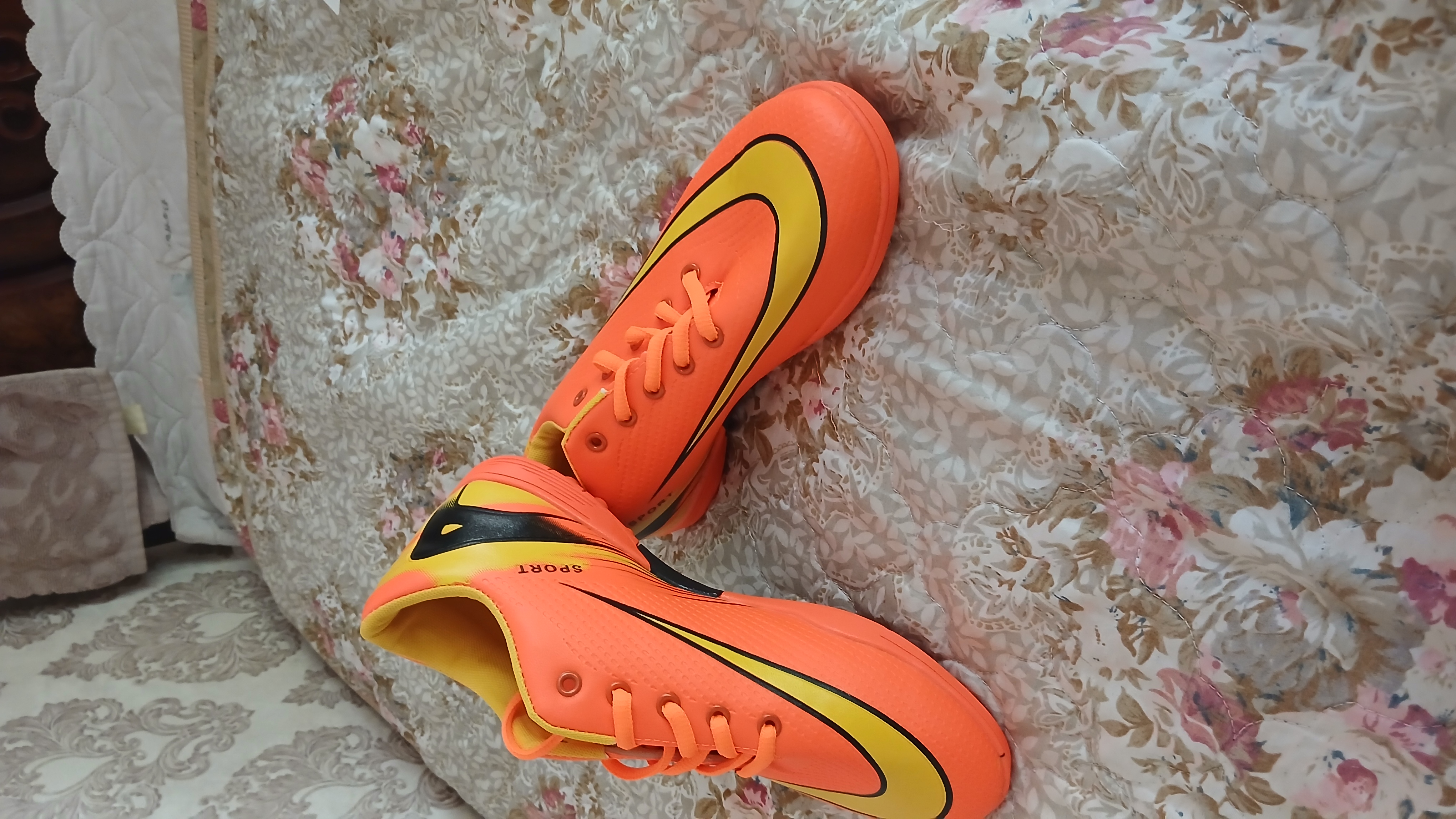 Futbol uchun qirq oyoqli butsi, erkaklar uchun