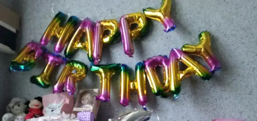 Happy Birthday harfli sharchalar, devordagi yozuv, fotozona uchun gulchambar