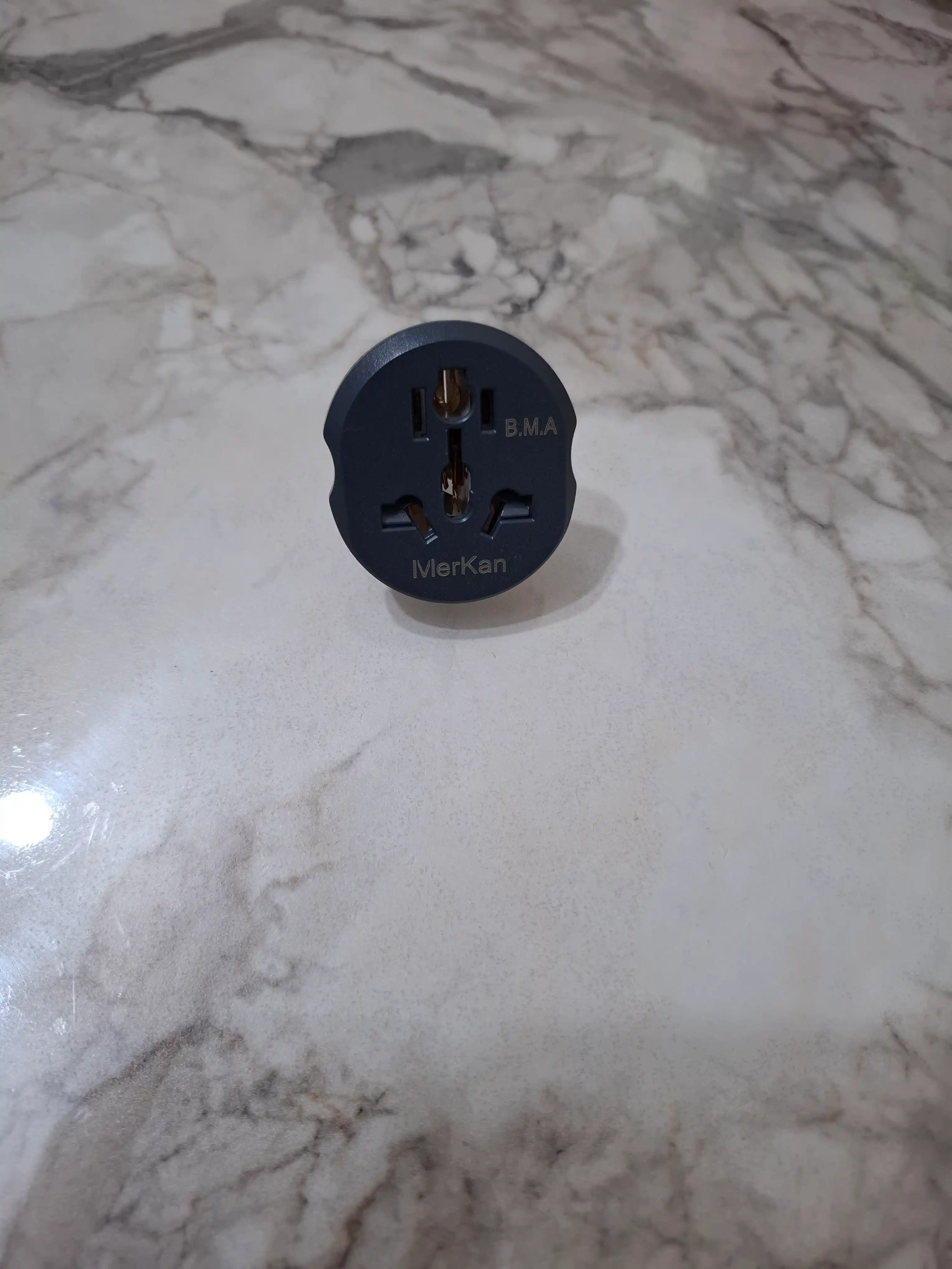 Yevropa standartidagi vilka bilan adapter-konverter, Merkan KT168, terminator, 16 A