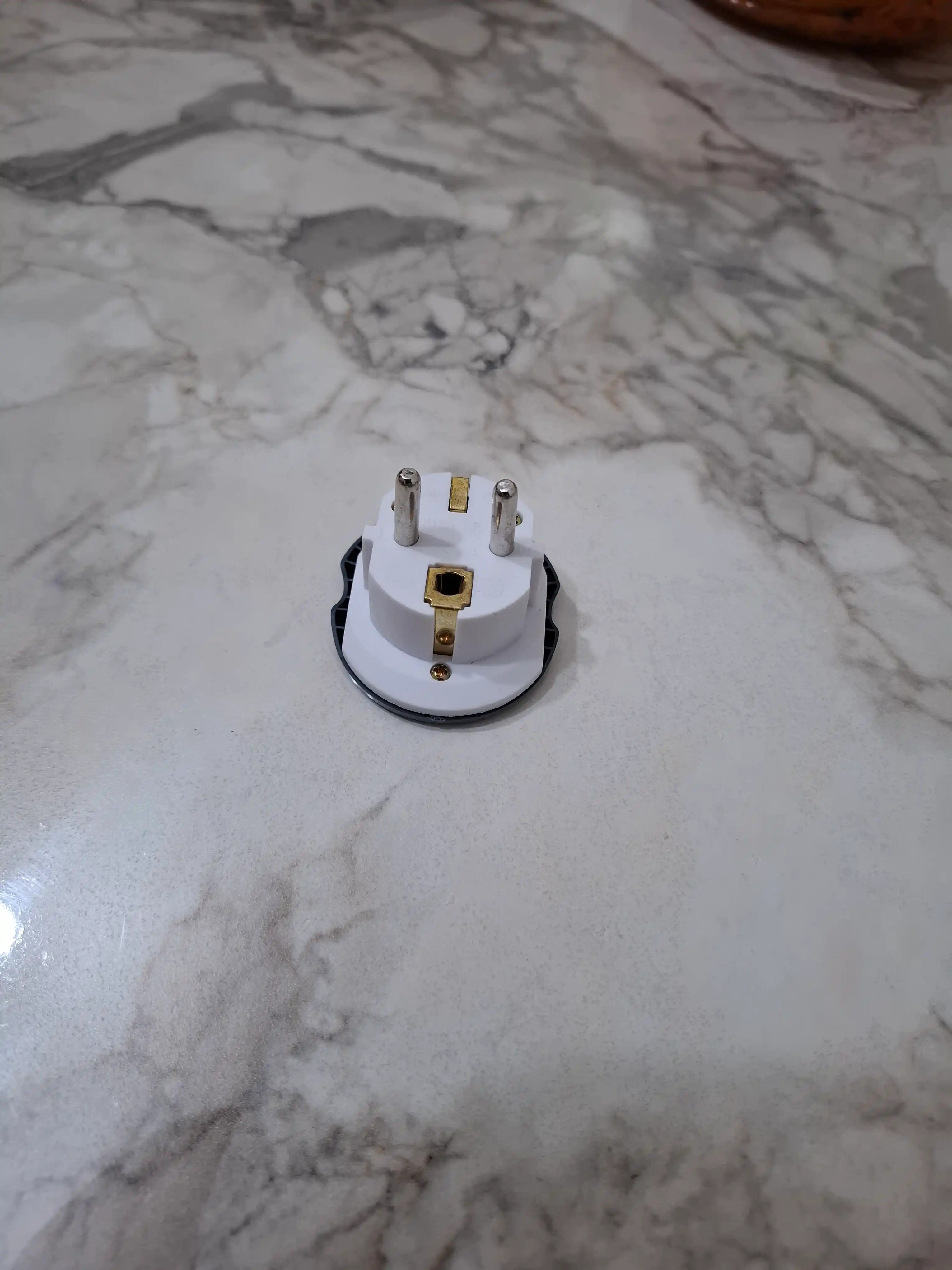 Yevropa standartidagi vilka bilan adapter-konverter, Merkan KT168, terminator, 16 A