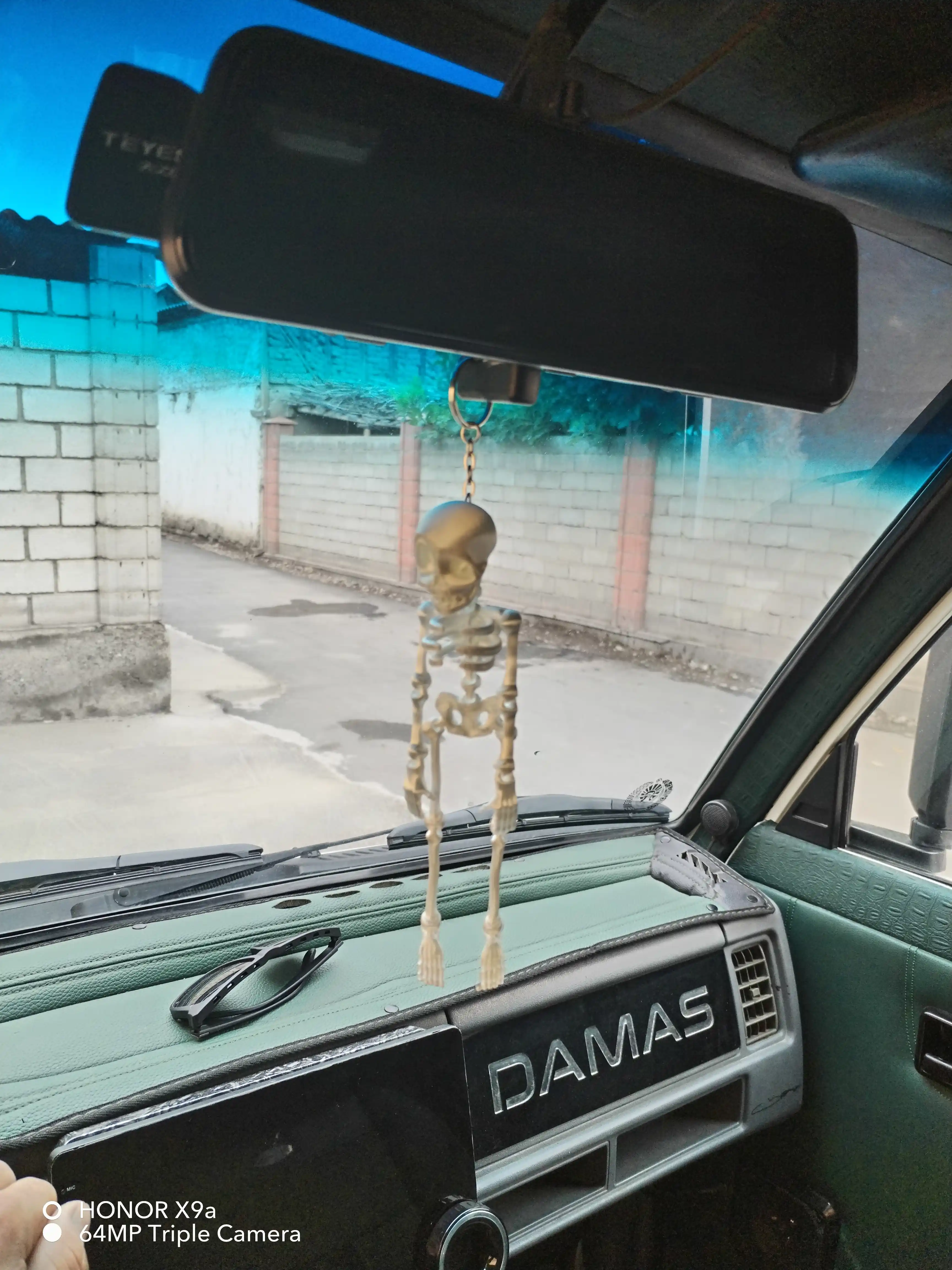 Harakatlanuvchi brelok, mashinaga osiladigan skelet, mumiya, astronavt, mushuk skeleti