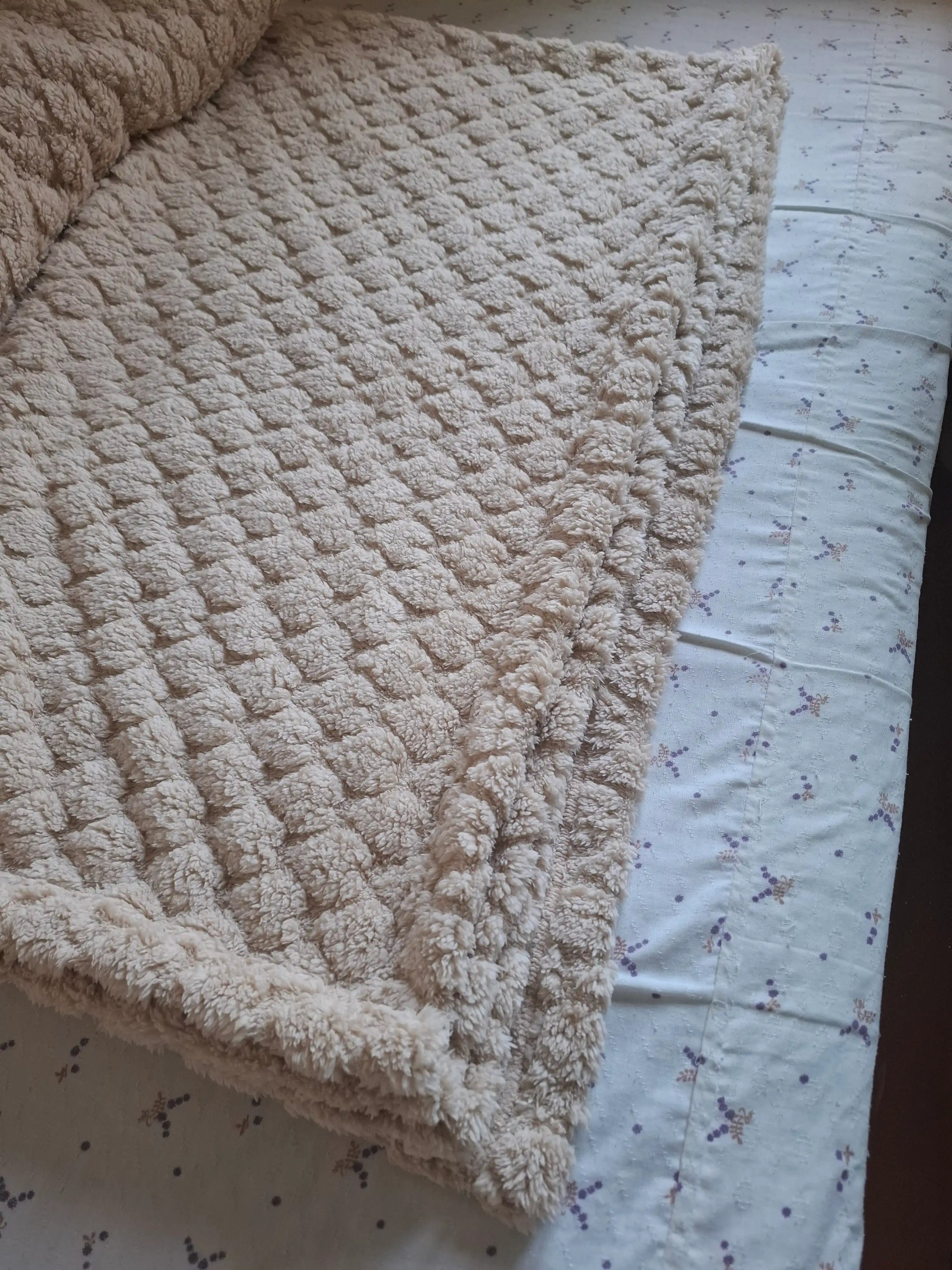 Bej Rangli Bir Qatlamli pled 200×220 sm — Uy uchun Yumshoq va Nafis Qulaylik