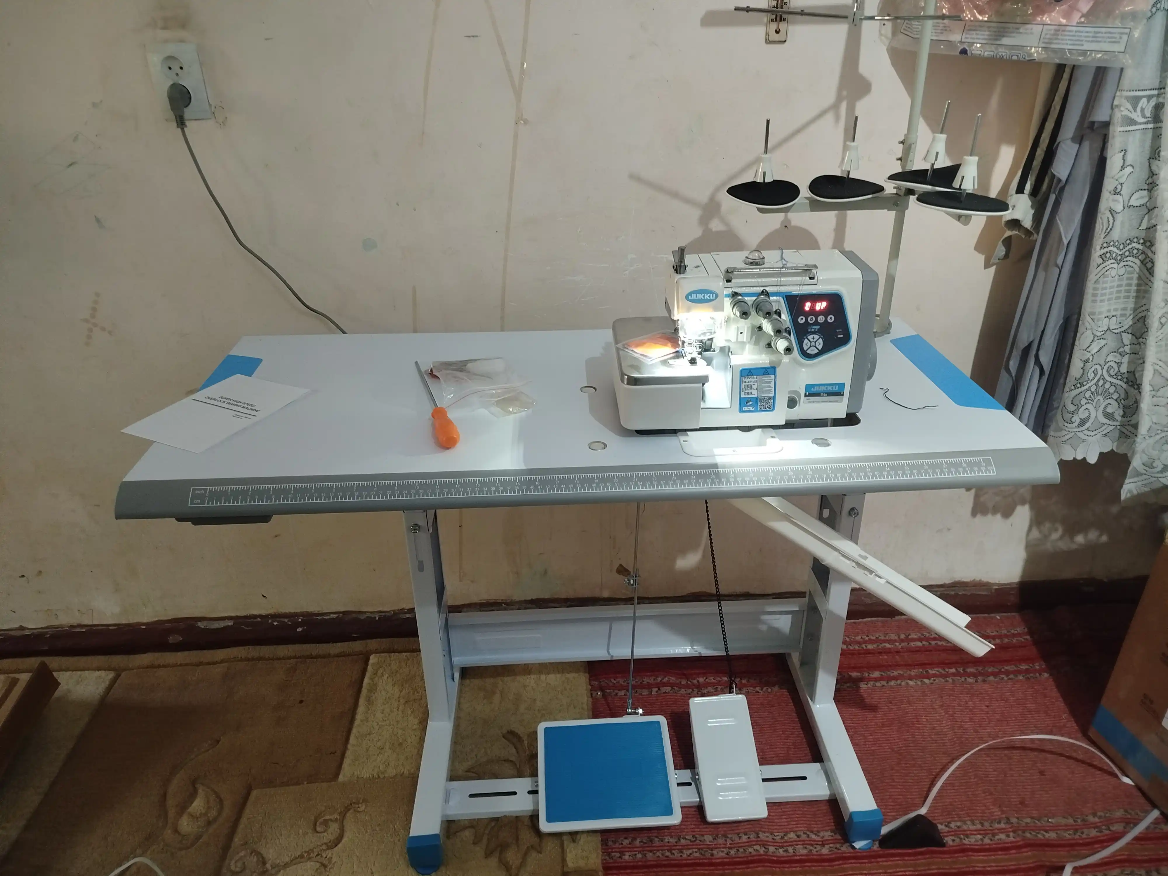 JUKKU E4S sanoat overlock mashinasi, servo motor, raqamli panel, avtomatik moylash
