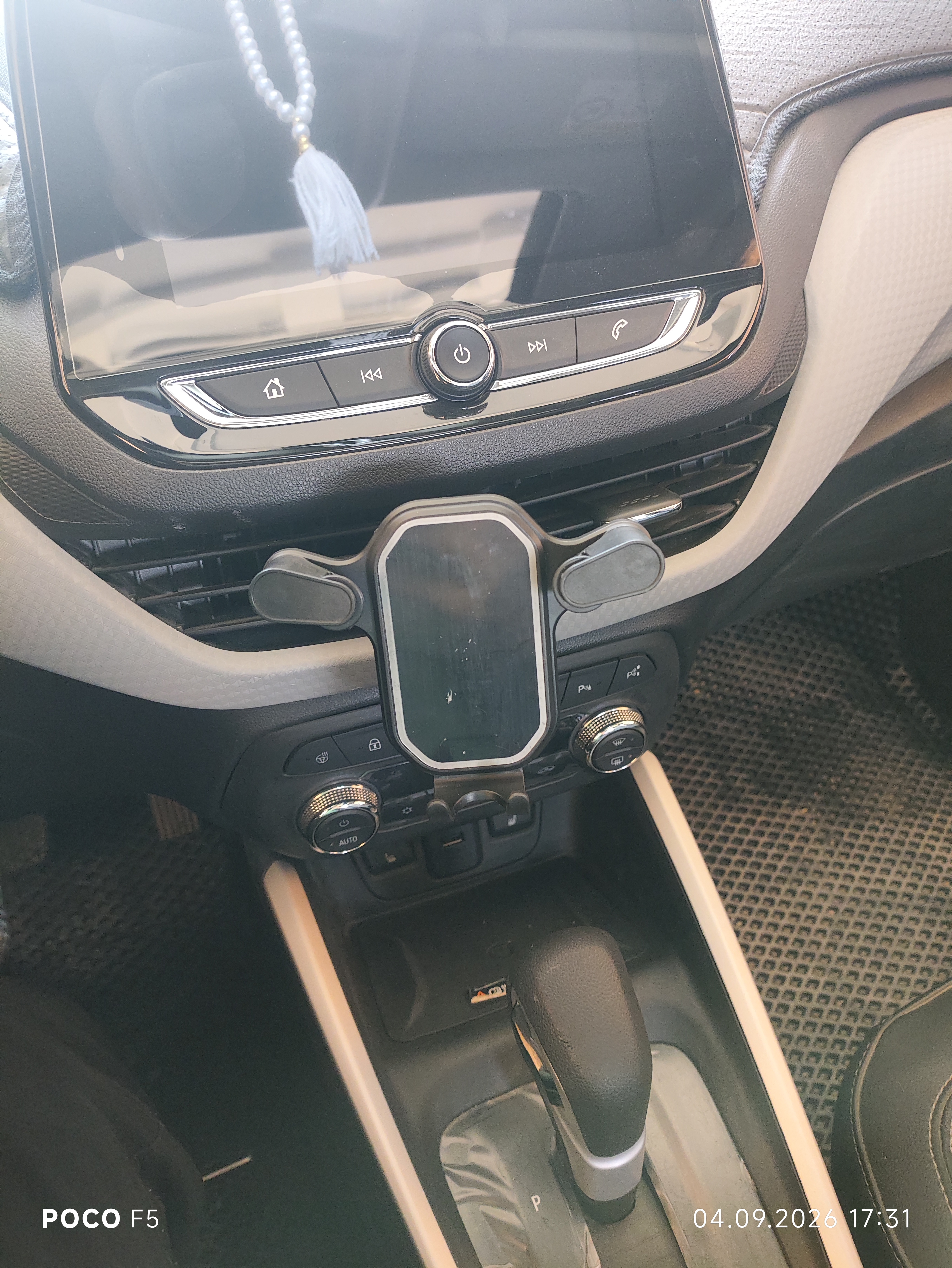 Universal avto telefon ushlagichi — deflektorga o‘rnatiladi, 180° ga aylanadi