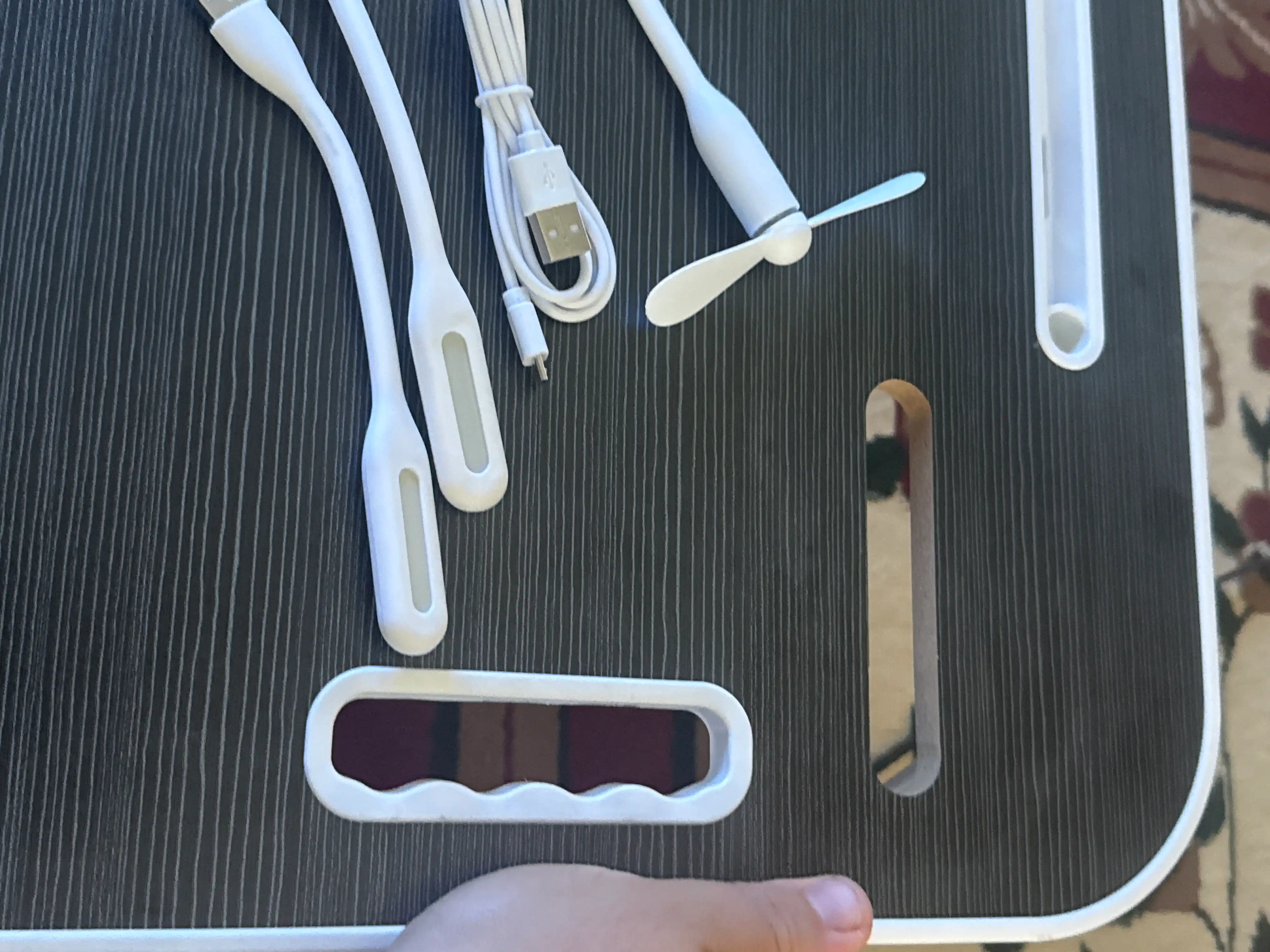 Yig‘iladigan mini-stol, 60×40×28 sm o‘lchamda - planshet va stakan uchun o‘yiq, USB bilan ishlaydigan variant ham mavjud