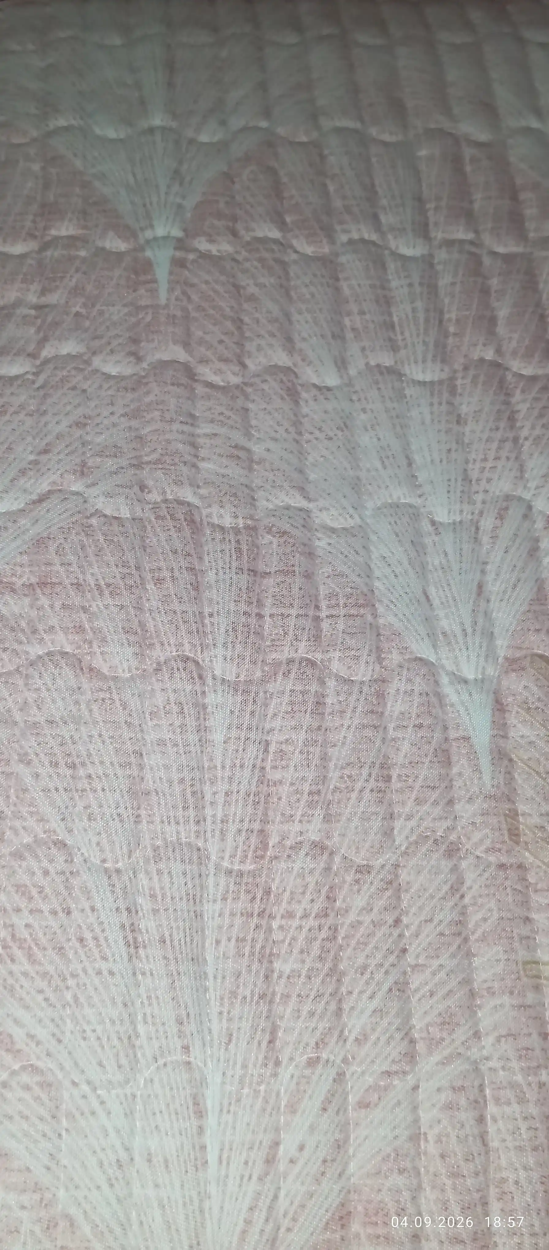 230 × 210 sm o‘lchamli, yostiq jildli, yengil va qulay yozgi adyol