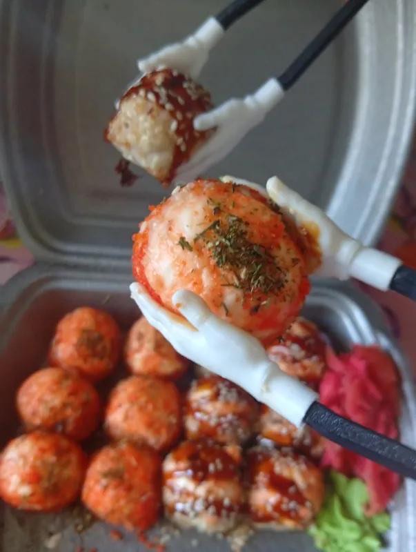 Палочки для суши и закусок с держателями в форме рук, 2 шт